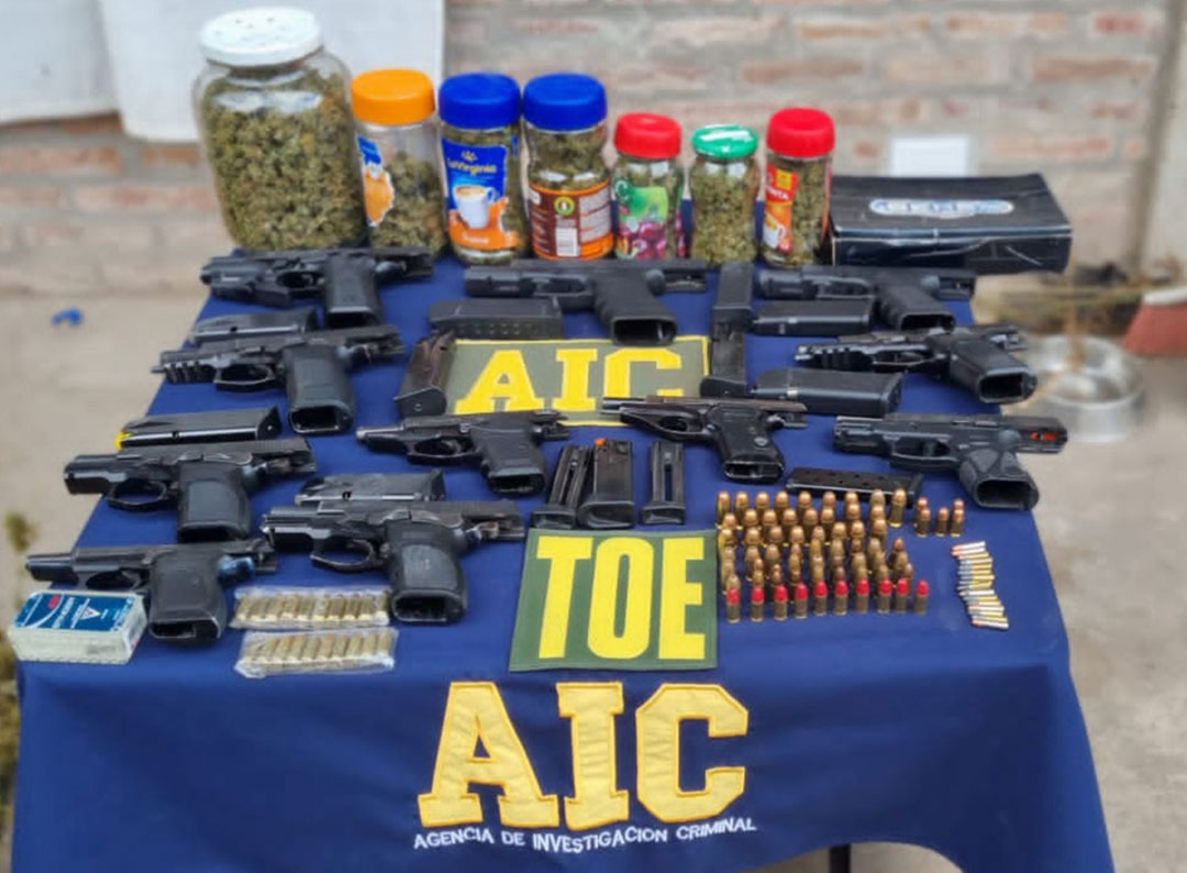 Las armas que vendió el policía y que encontraron en la casa de un presunto narco