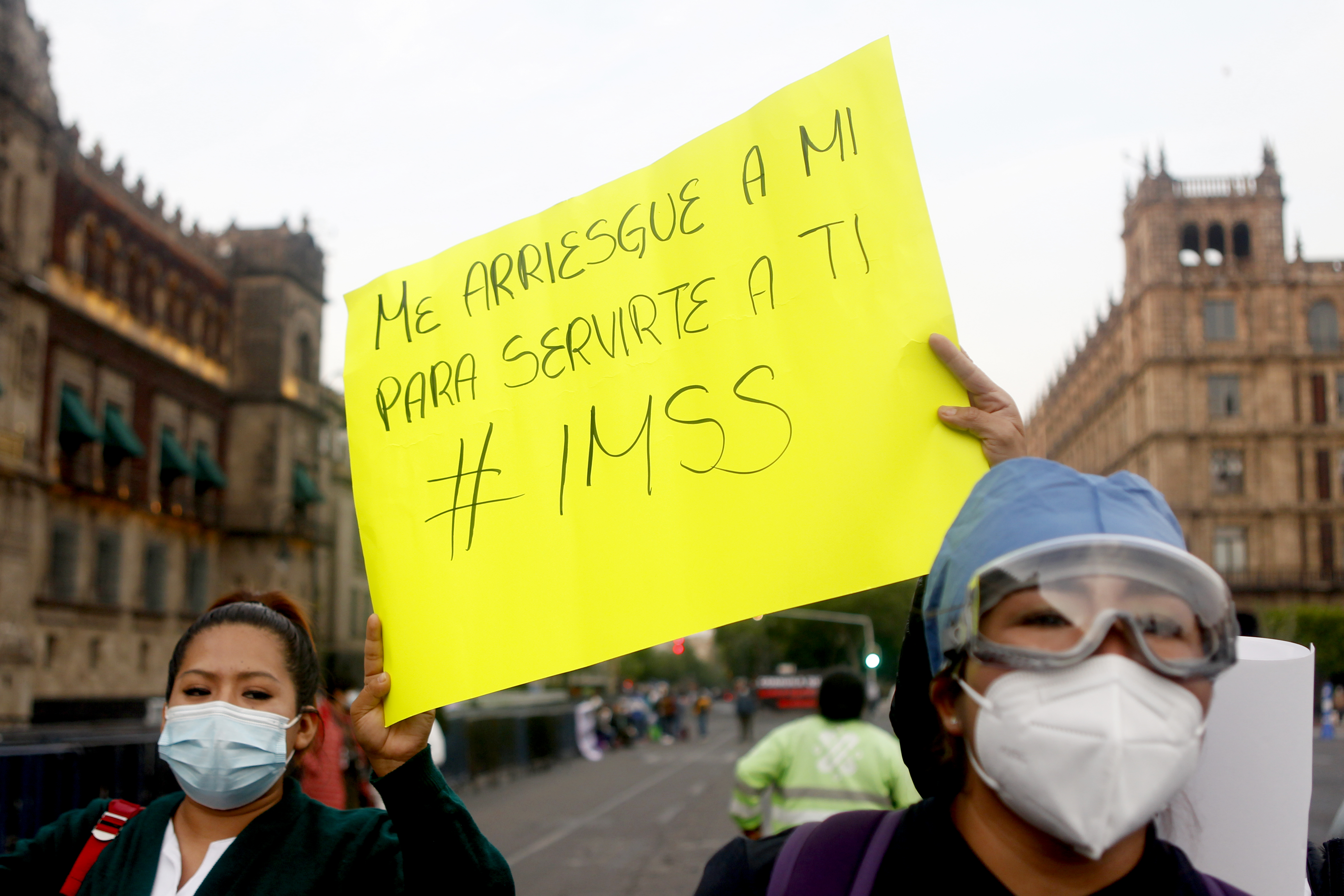 “Dicen que faltan, pues aquí estamos”: médicos protestan en Palacio Nacional para exigir trabajo