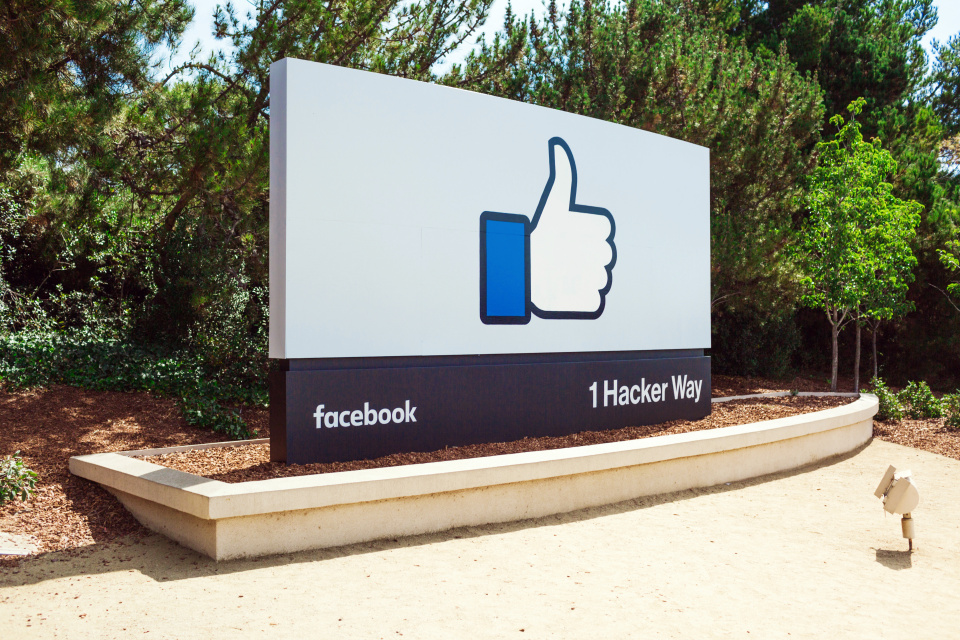 La red social enfrenta un abandono masivo de anunciantes que golpearía sus finanzas y ganancias a largo término (Facebook)