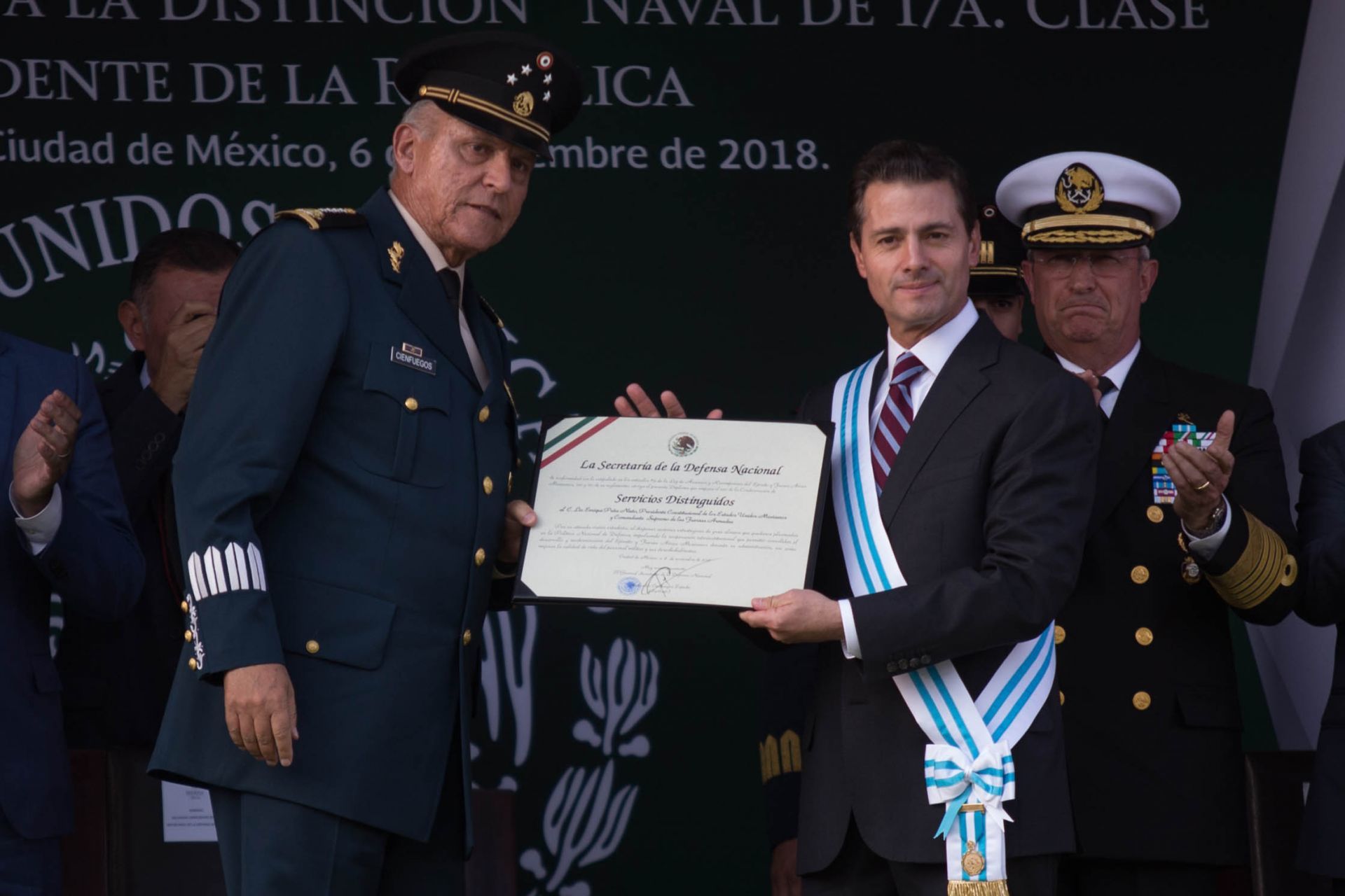 Salvador Cienfuegos y Enrique Peña Nieto (Foto: Ilse Huesca/Cuartoscuro)