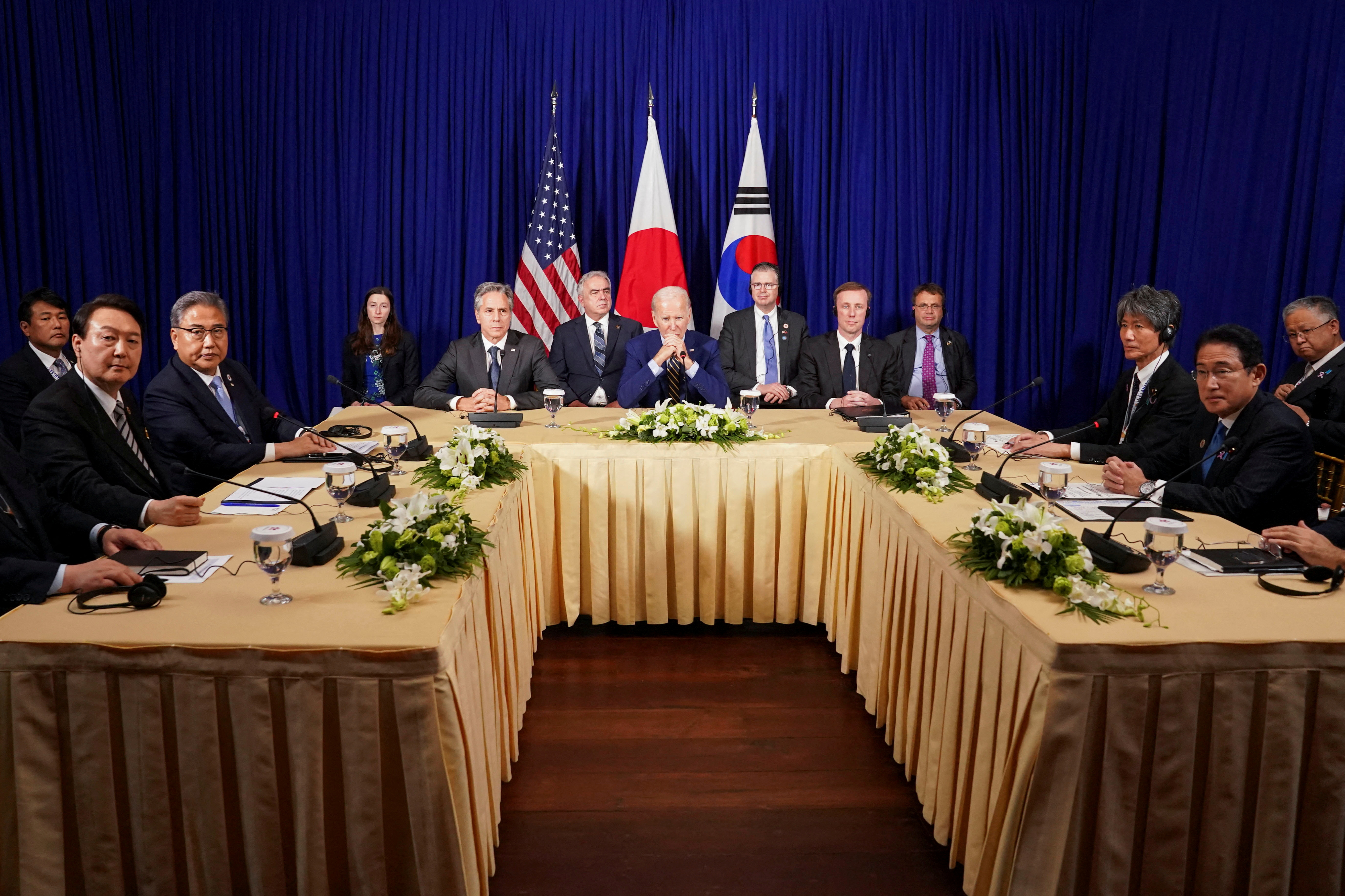 Biden durante la reunión trilateral con los líderes de Corea del Sur y Japón (REUTERS/Kevin Lamarque/archivo)