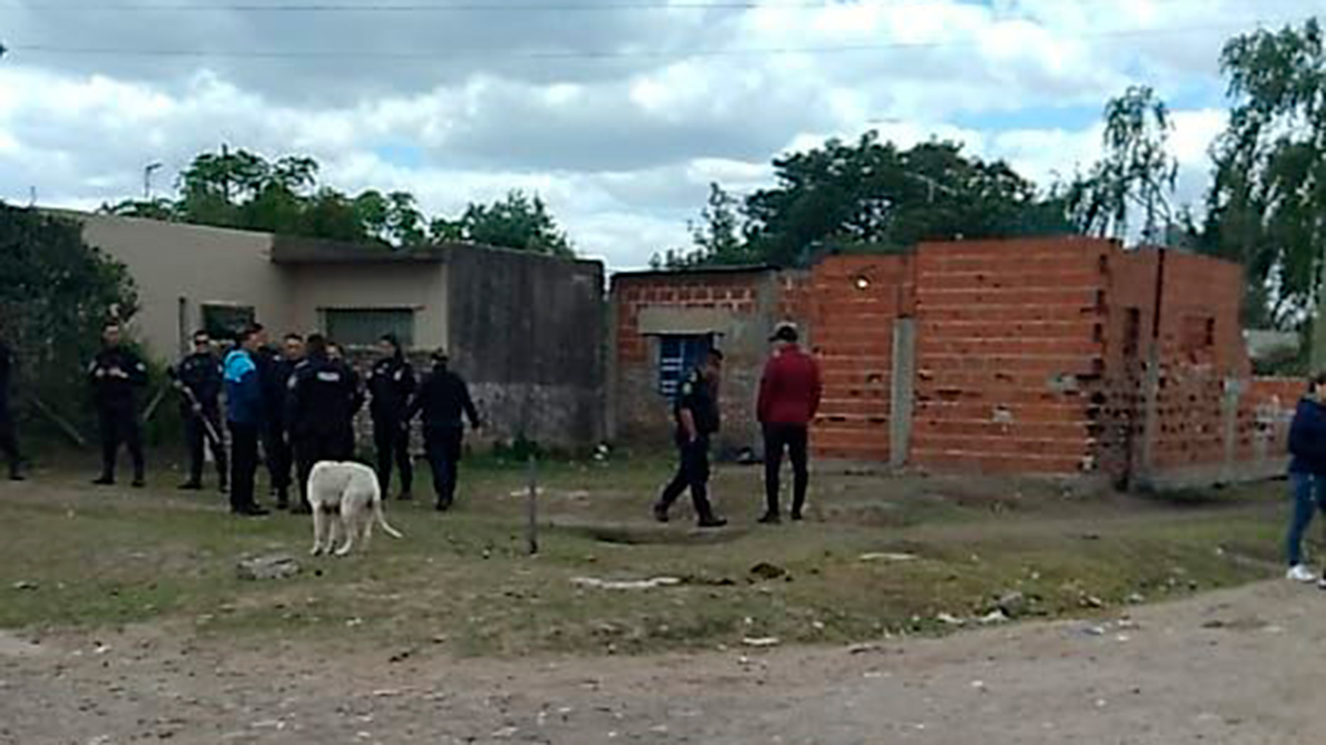 The victim's body was transferred to the Judicial Morgue of Lomas de Zamora, where the autopsy will be carried out.