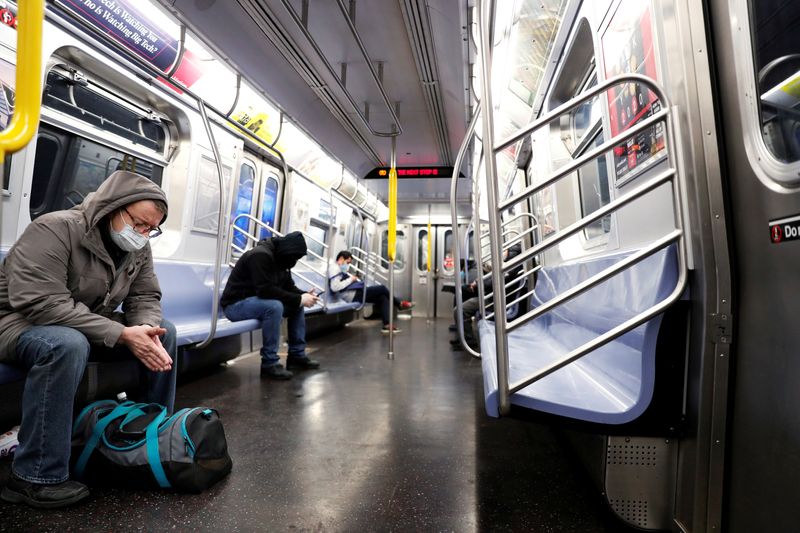 Una persona usa una mascarilla mientras viaja en el metro de la ciudad de Nueva York en medio del brote de la enfermedad por coronavirus (COVID-19) en el distrito de Manhattan, en Nueva York, EEUU, 30 de abril de 2020. REUTERS / Lucas Jackson