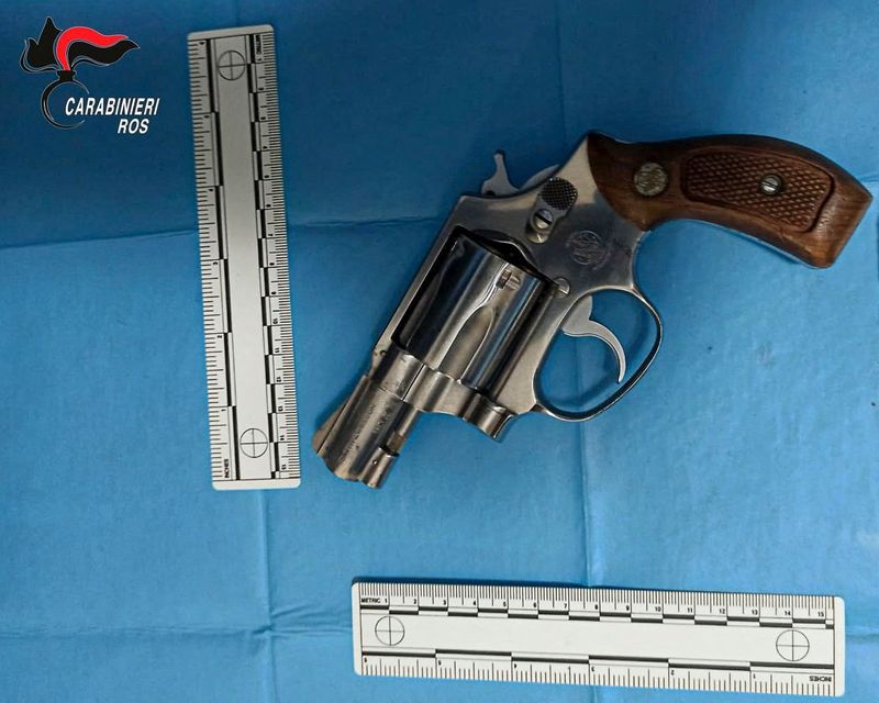 Foto de una Smith&Wesson 38 especial en el departamento donde se escondía el mafioso Matteo Messina Denaro en Campobello di Mazara, Italia (Carabinieri/REUTERS)