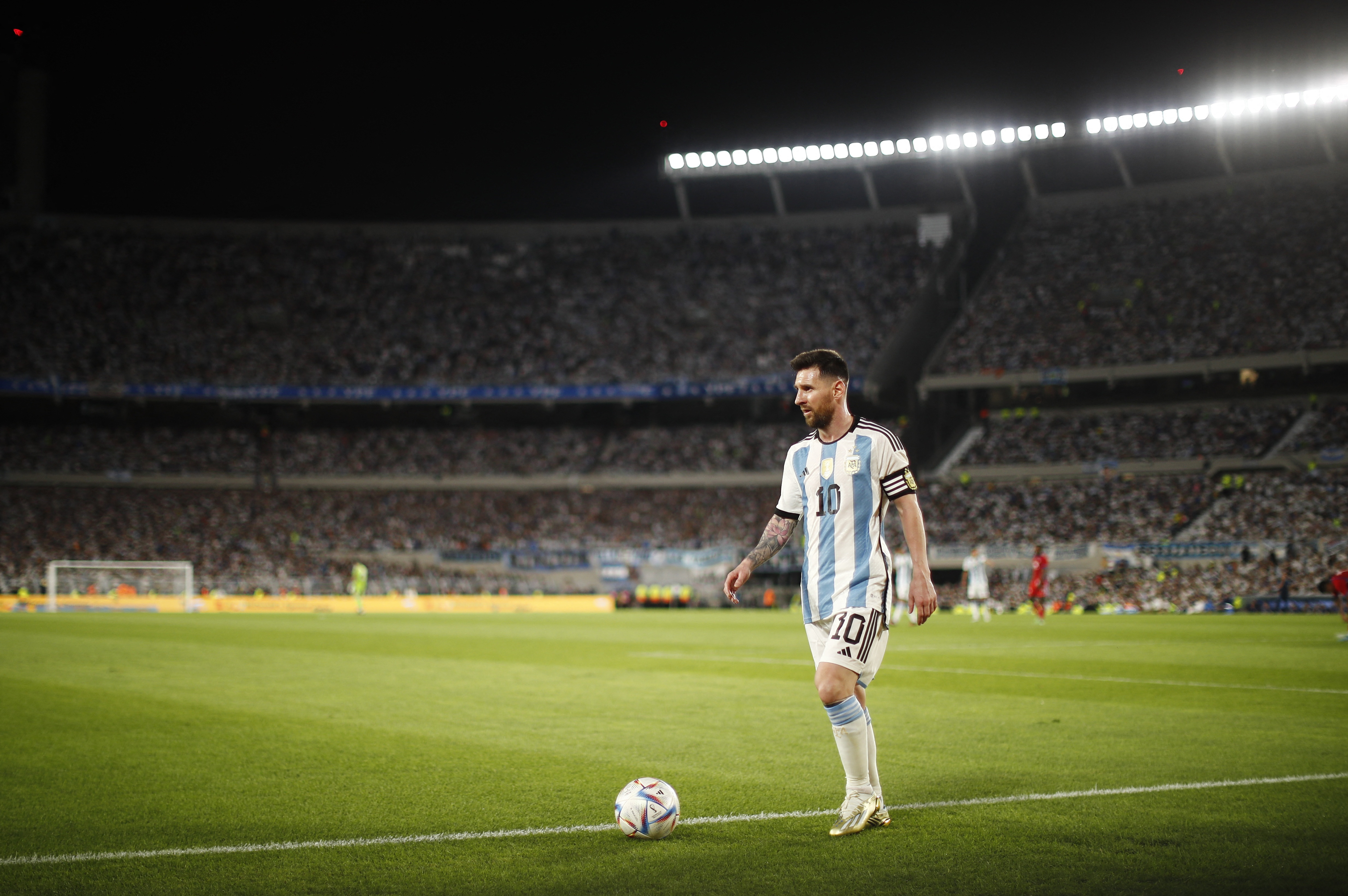 Lionel Messi approaches to execute a corner kick and for the umpteenth time he stole the applause and ovation of the people
