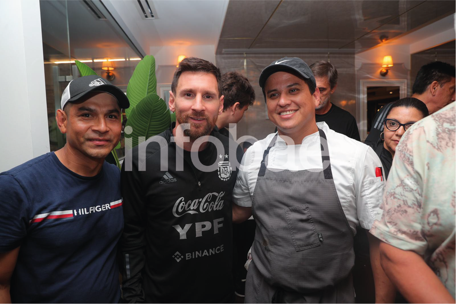 Todo el personal del restaurante aprovechó la oportunidad para fotografiarse con su ídolo, Lionel Messi. Una noche inolvidable para los que trabajaron atendiendo al seleccionado.
