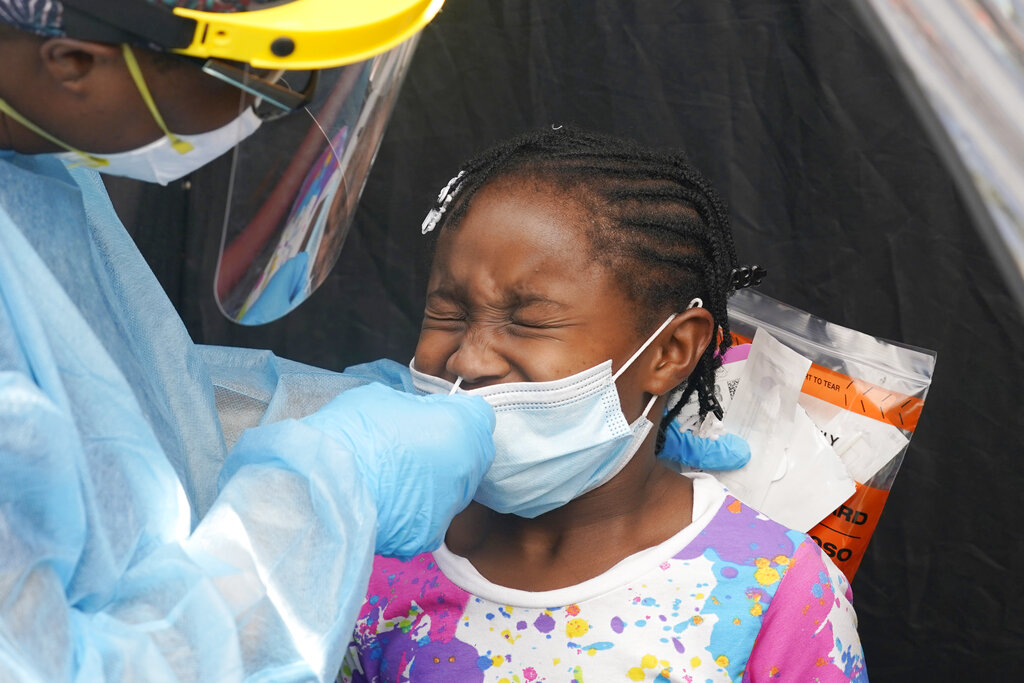 Una niña es testeada contra el nuevo coronavirus (AP)