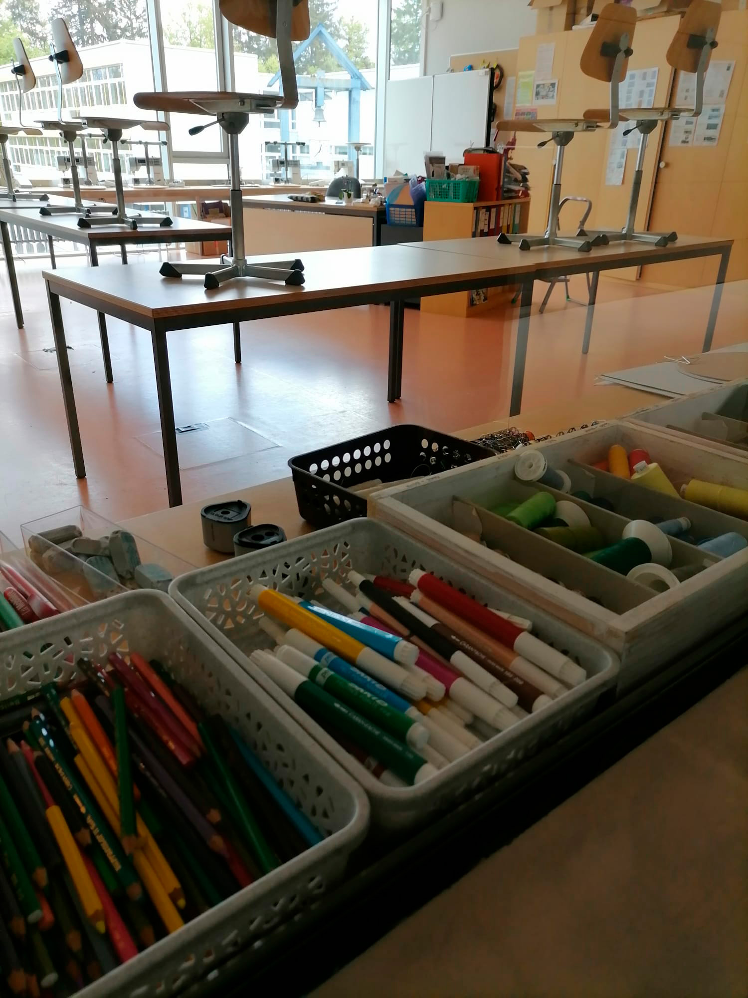 Algunas de las fotos compartidas por Gabriela Kresta del aula, donde muestra los útiles que son provistos por la escuela