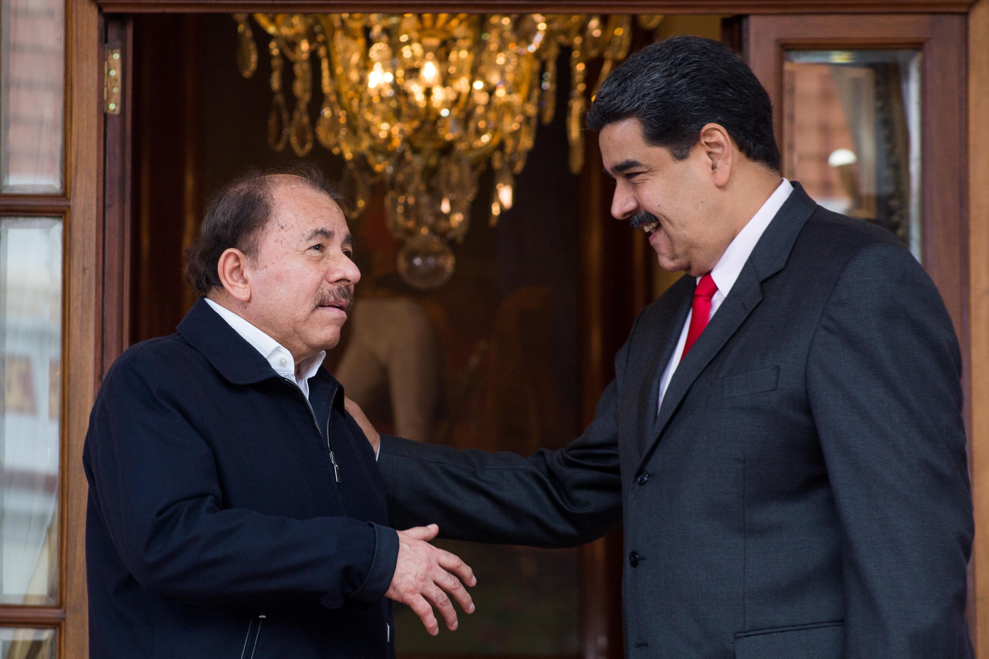 Daniel Ortega junto a Nicolás Maduro (EFE/Cristián Hernández/Archivo)