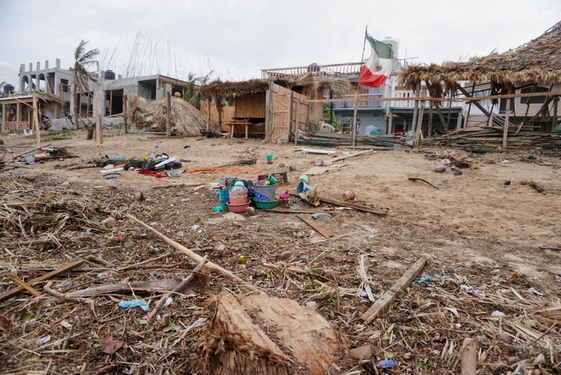  Vista de una playa cubierta de basura y escombros tras el paso del huracán Agatha, en Zipolite, Oaxaca, (REUTERS/José de Jesús Cortés)