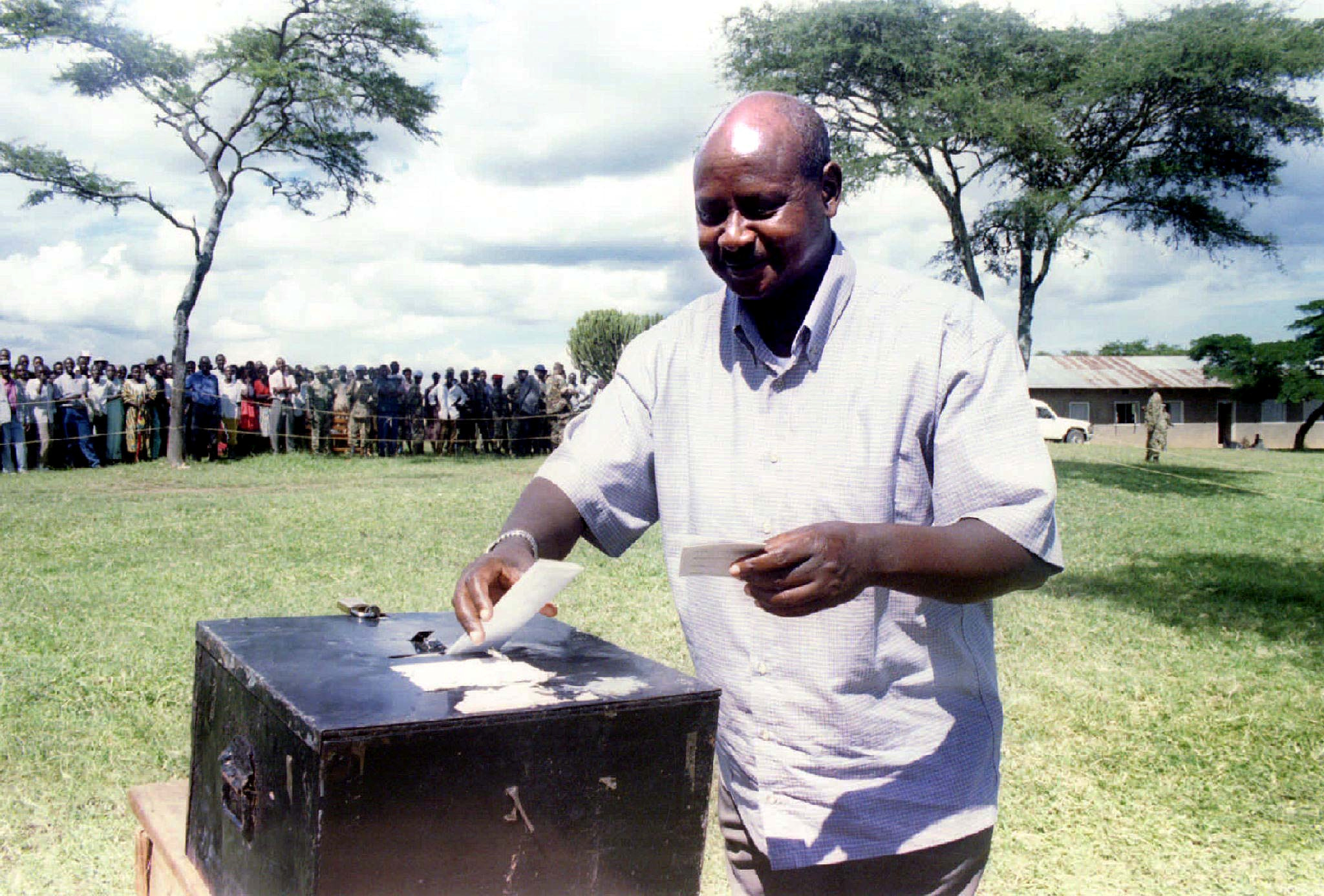 Museveni deposita su voto en su ciudad natal, Mbarara, a 370 kilómetros de Kampala, el 9 de mayo de 1996 (REUTERS/File Photo)