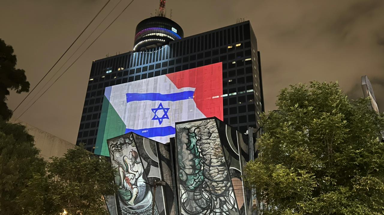 WTC con la bandera de Israel y México (Foto: Twitter/@IsraelinMexico)