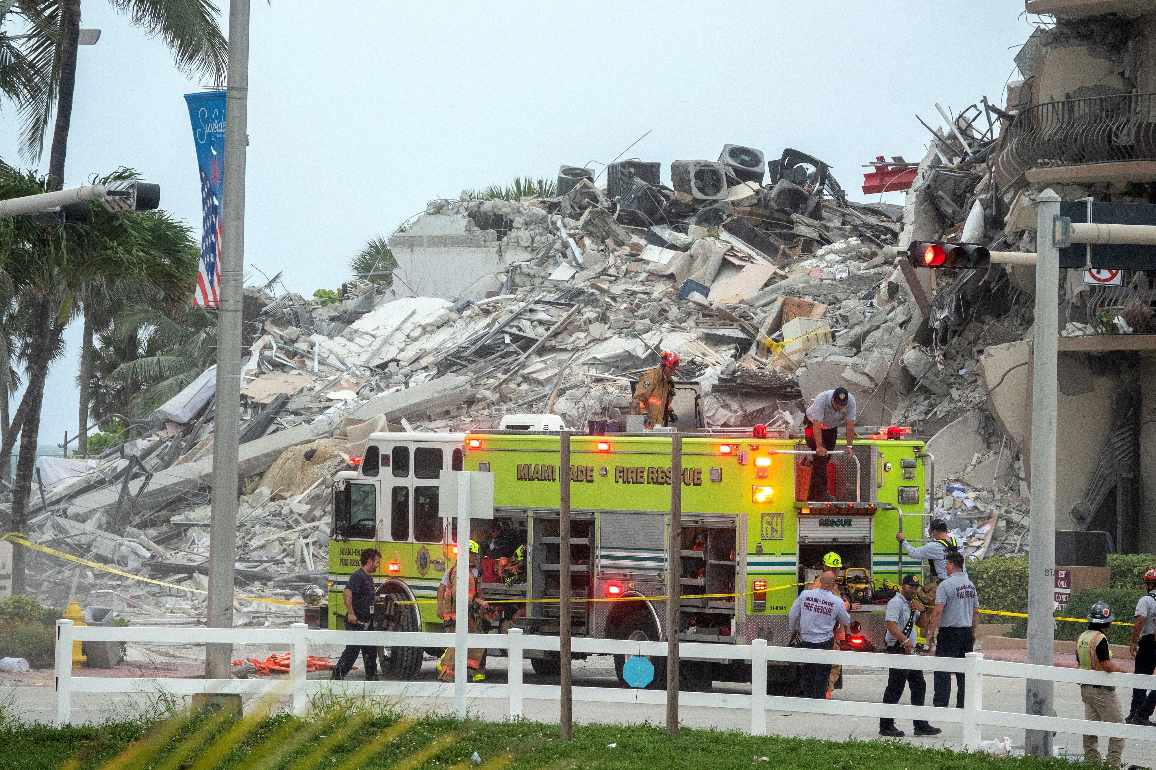 Registro de los escombros que dejó el desplome, esta madrugada, de un edificio de doce plantas y cuarenta años de antigüedad en Miami Beach, Florida, EEUU (EFE/ Cristóbal Herrera)
