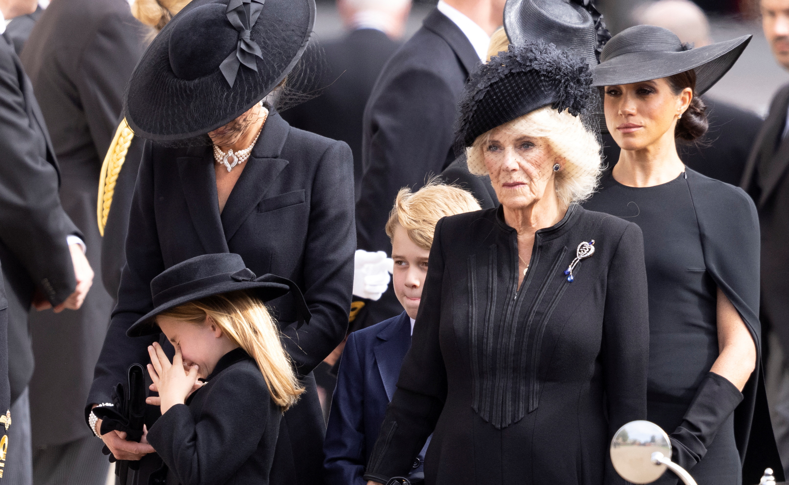 La reina consorte Camila, la princesa de Gales, la duquesa de Sussex, el príncipe George y la princesa Charlotte asisten al entierro de la reina Isabel en Londres (Reuters)