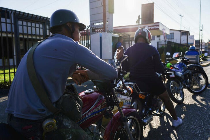 Los motociclistas esperan en una estación de servicio (REUTERS/Juan Diasparra)