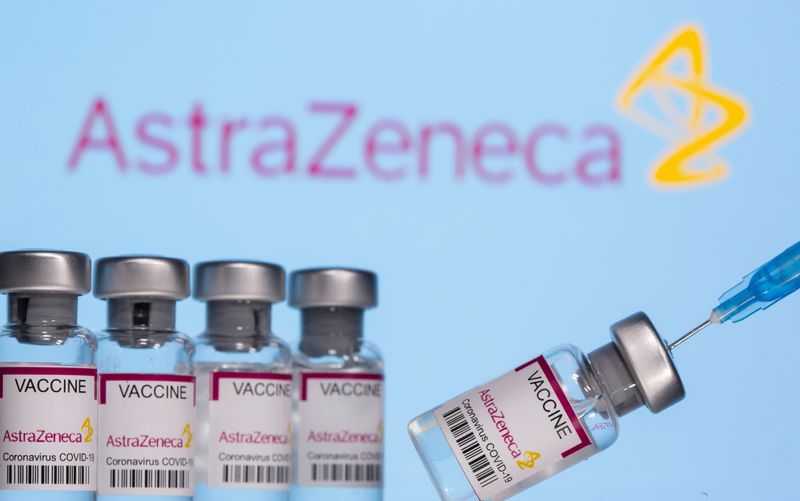 Foto ilustrativa de viales con el cartel de la vacuna de Astra Zeneca para el COVID-19 y una jeringa frente al logo de AstraZeneca 
Mar 14, 2021. REUTERS/Dado Ruvic