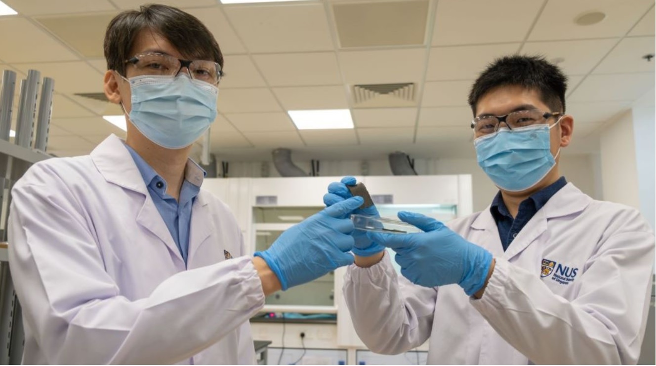 AiFoam fue creada por un equipo dirigido por el profesor asistente Benjamin Tee (izquierda) y Guo Hongchen (derecha), miembro del equipo de investigación