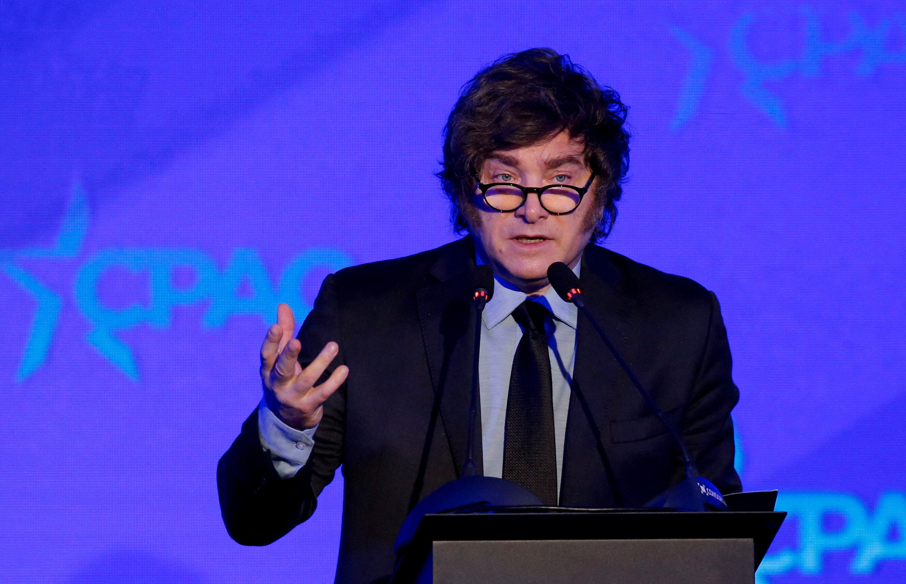 Cómo un novelista debutante de casi 70 años se convirtió en el gran éxito literario del año