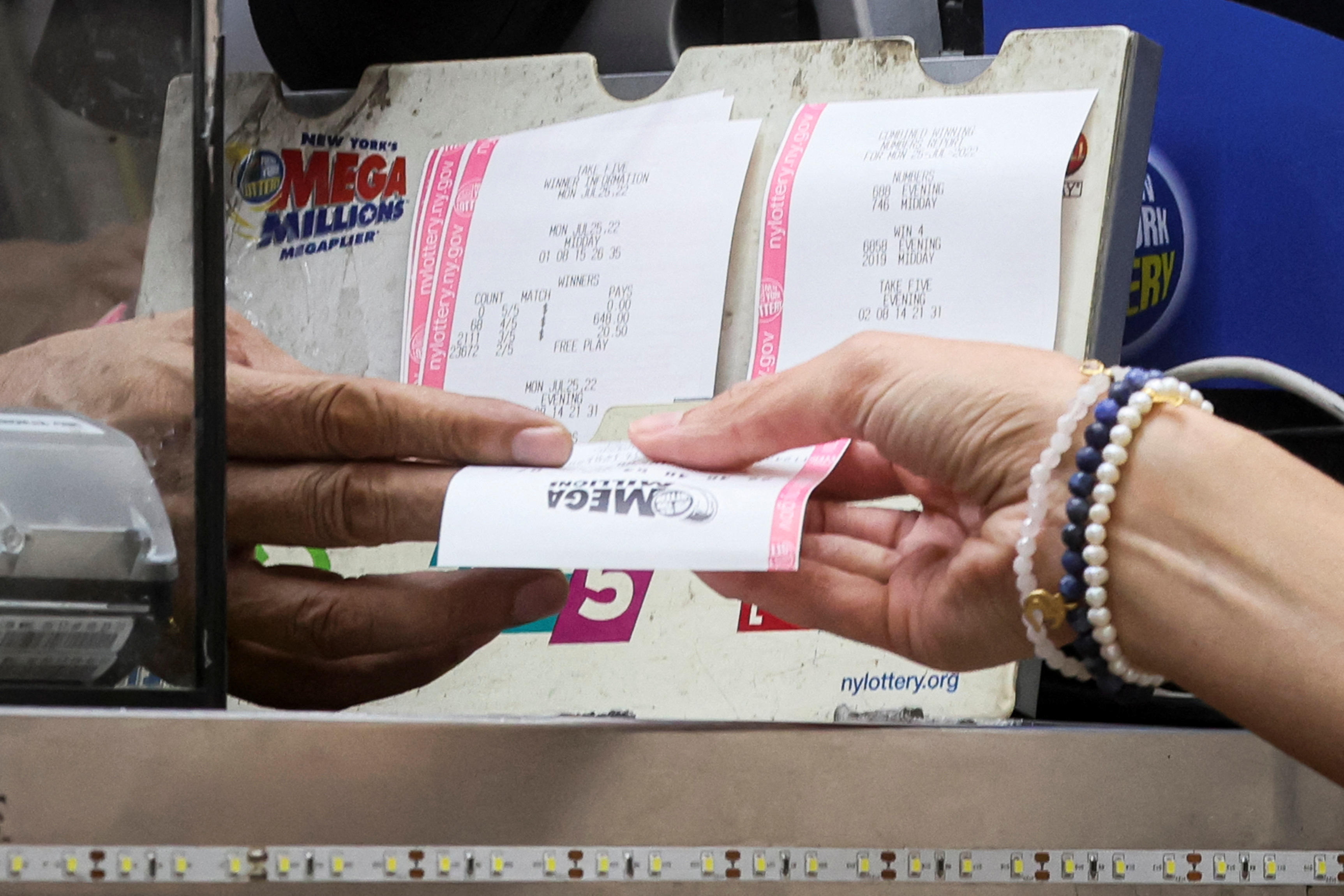 Las probabilidades de ganar el premio mayor son de 1 en 302,5 millones (REUTERS/Brendan McDermid)