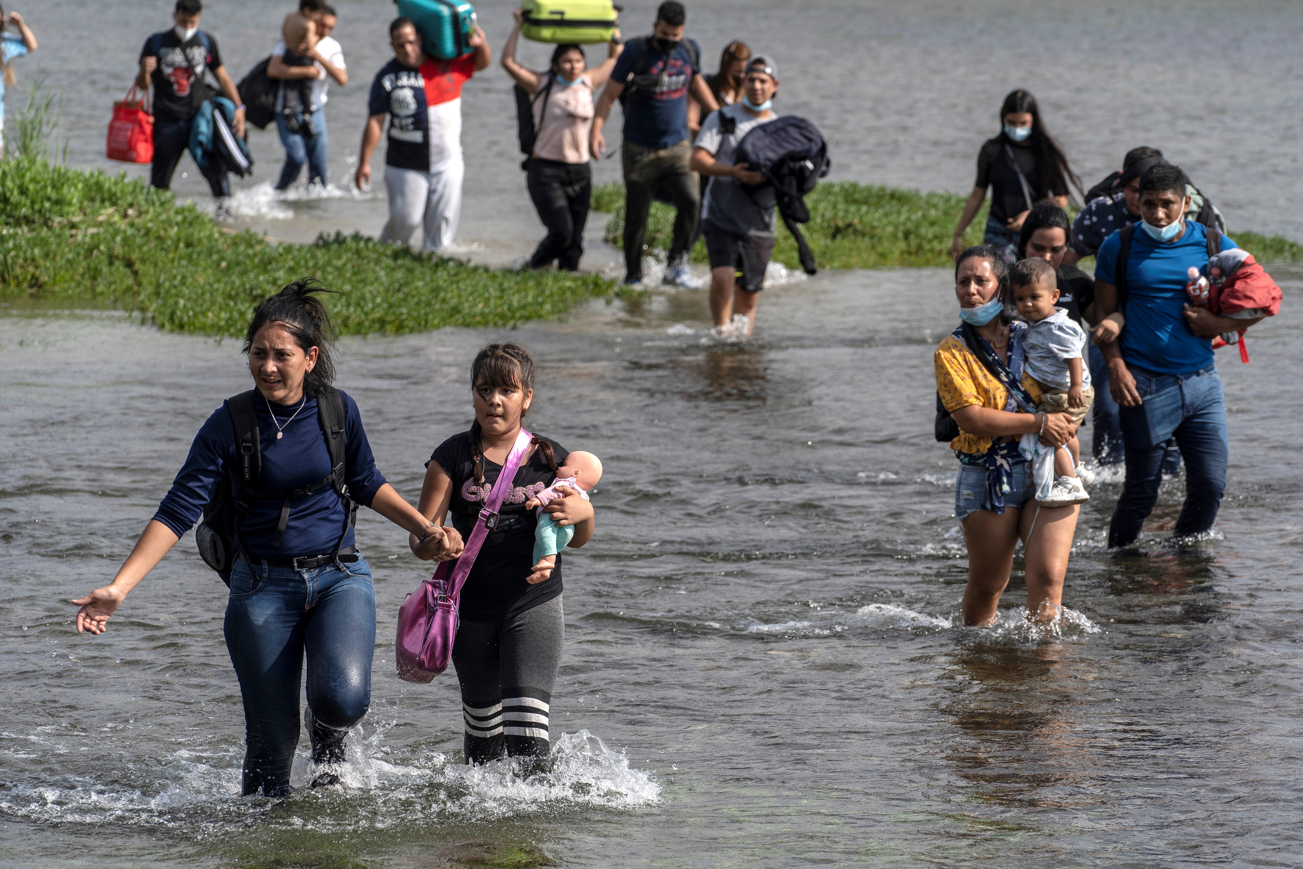 Varias venezolanos cruzan la frontera desde México hacia EEUU 