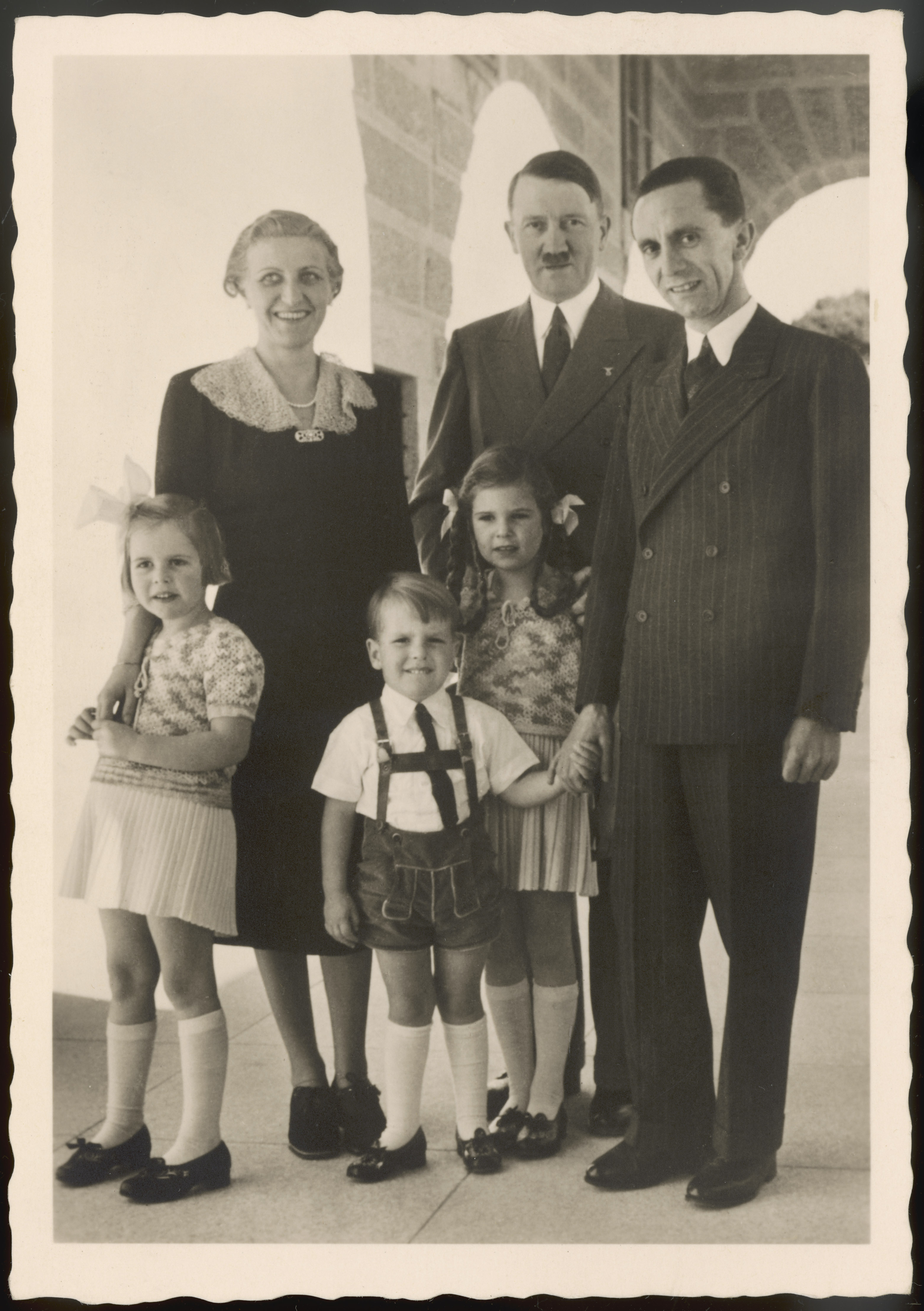 Joseph Goebbels, su esposa Magda y tres de sus seis hijos junto a Adolf Hitler (Historia/Shutterstock)
