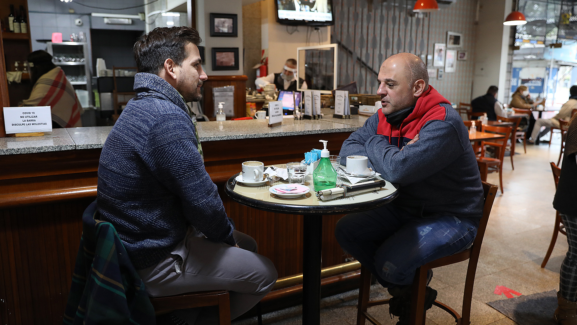 A los sobres de azúcar y servilleteros se suma el alcohol en gel: el nuevo infaltable en las mesas de todos los bares y restaurantes