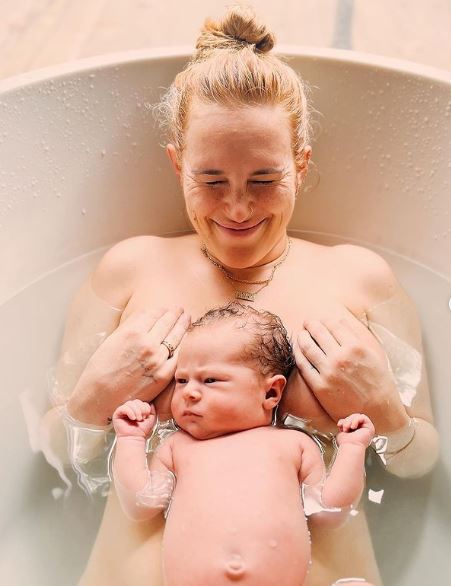 La hija mayor de Demi Moore festejó su primer “Día de la madre” mostrando las fotos de su parto.