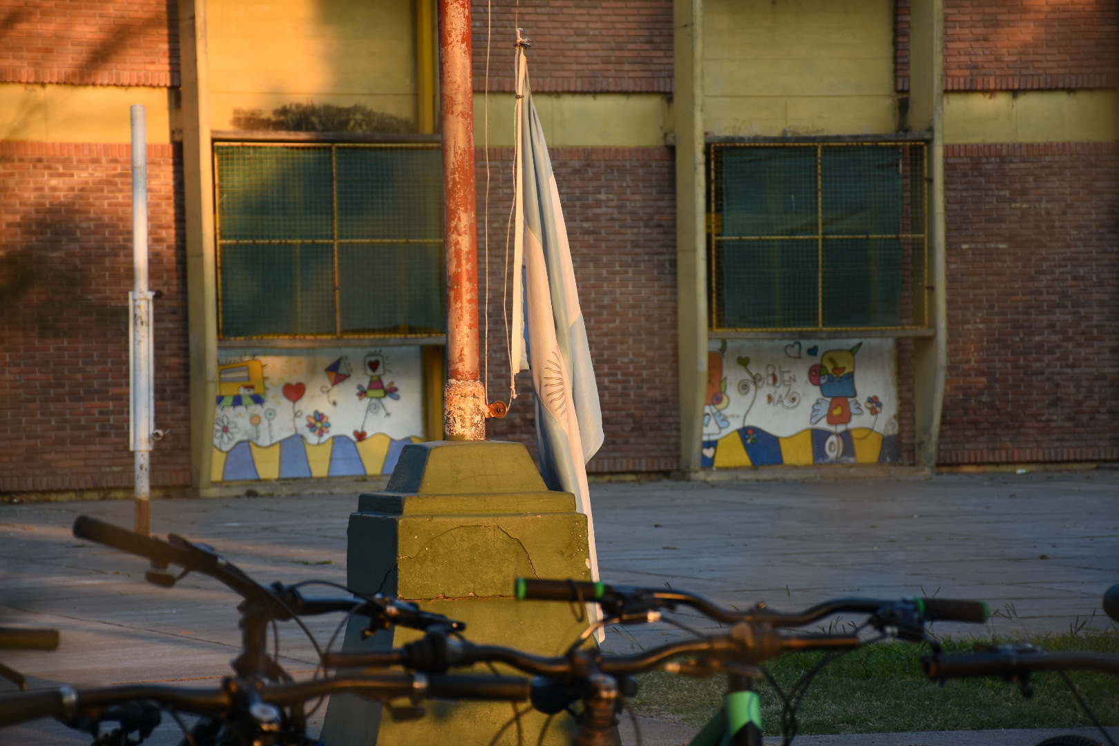 El asesinato en la escuela de San Crist&oacute;bal: las dos hip&oacute;tesis que los vecinos discuten en voz baja y las que eval&uacute;a la Justicia