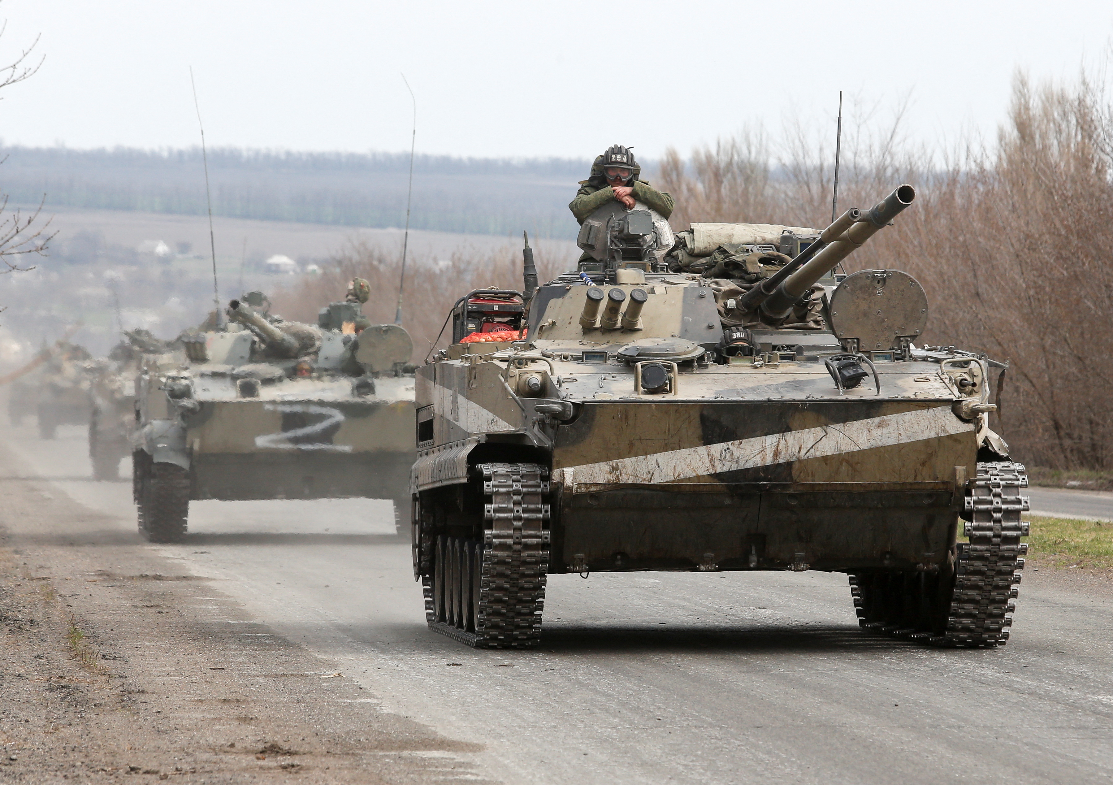 Miembros de las tropas rusas patrullan una carretera a las afueras de la ciudad portuaria de Mariupol (REUTERS/Alexander Ermochenko)