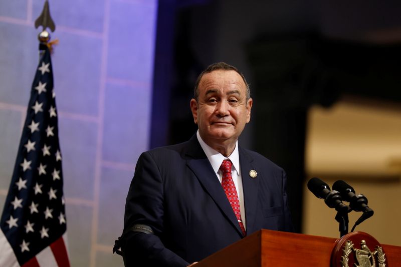 El presidente de Guatemala, Alejandro Giammattei, asiste a una conferencia de prensa con la vicepresidenta de Estados Unidos, Kamala Harris (no en la foto), en el Palacio Nacional de la Cultura, en Ciudad de Guatemala, Guatemala, durante el primer viaje internacional de Harris como vicepresidenta a Guatemala y México, el 7 de junio de 2021. REUTERS/Carlos Barria
