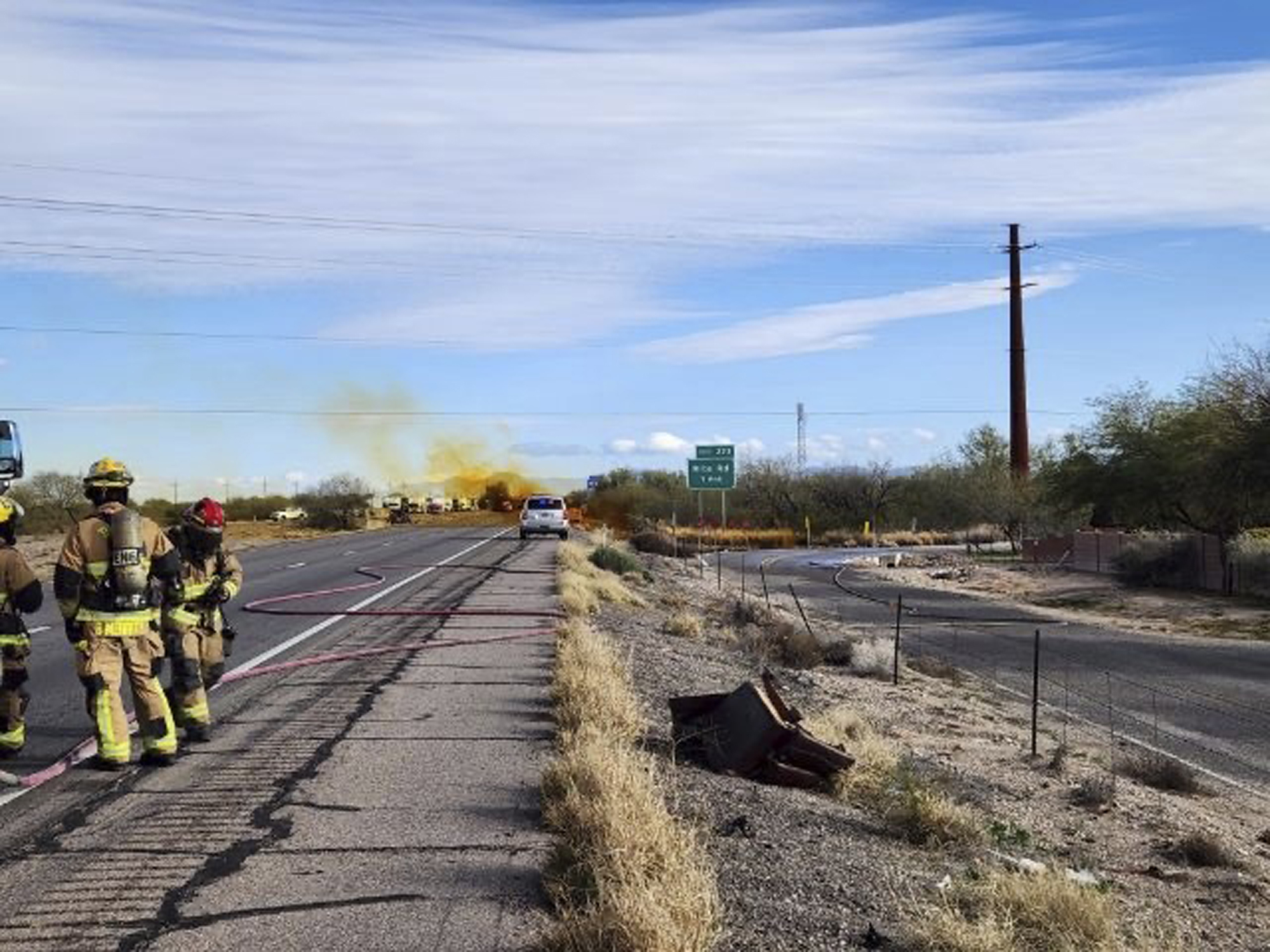 Un vertido peligroso de ácido nítrico obligó a evacuar una carretera interestatal en Tucson