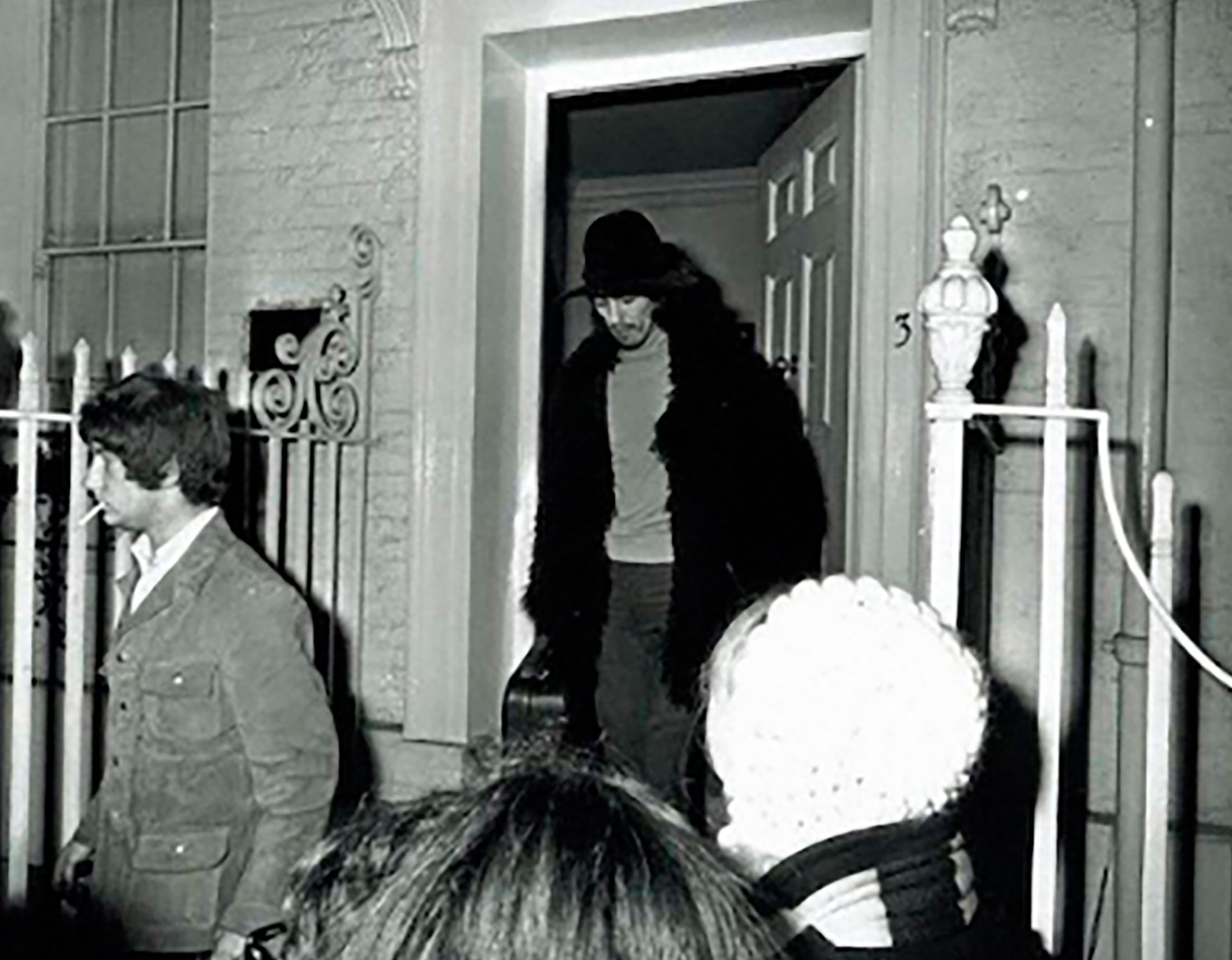 Harrington saliendo de las oficinas de Apple junto a George Harrison (Foto extraída del libro "Who's the redhead on the roof")