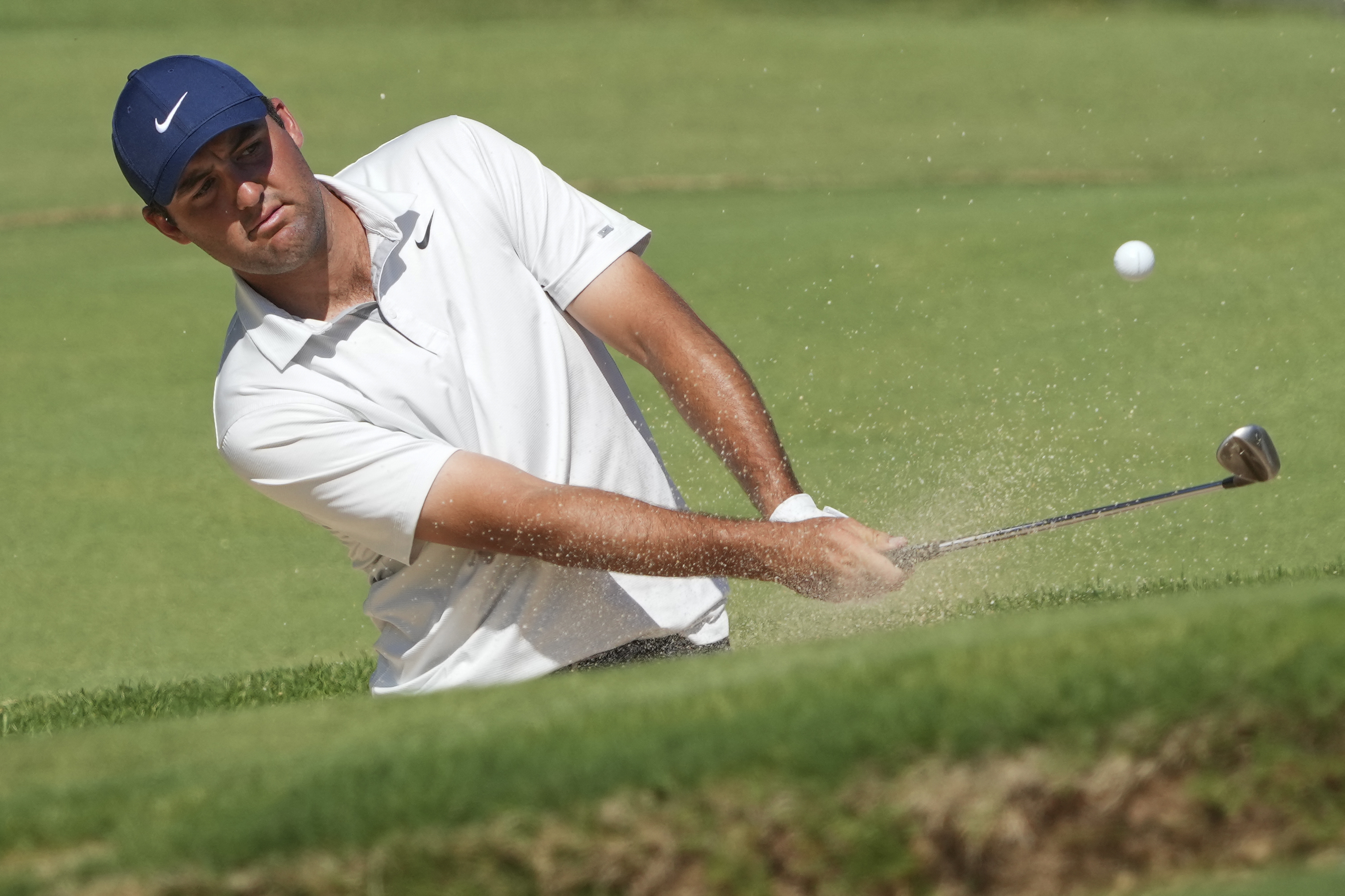 Scottie Scheffler practica en la arena del PGA Championship, al que llega luego de calzarse el saco verde en Augusta