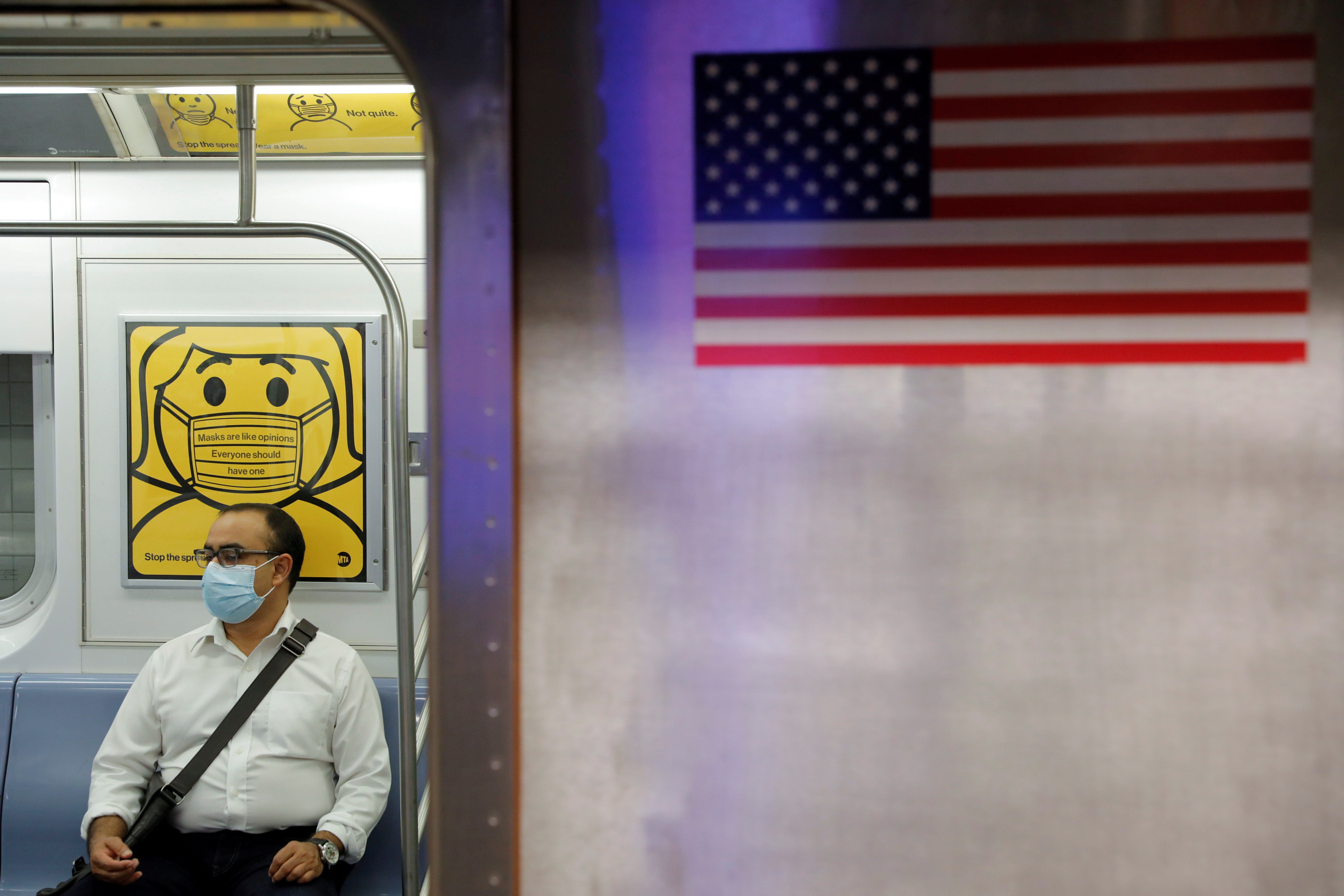 Un viajero usa mascarilla en el Metro de Nueva York (Reuters)