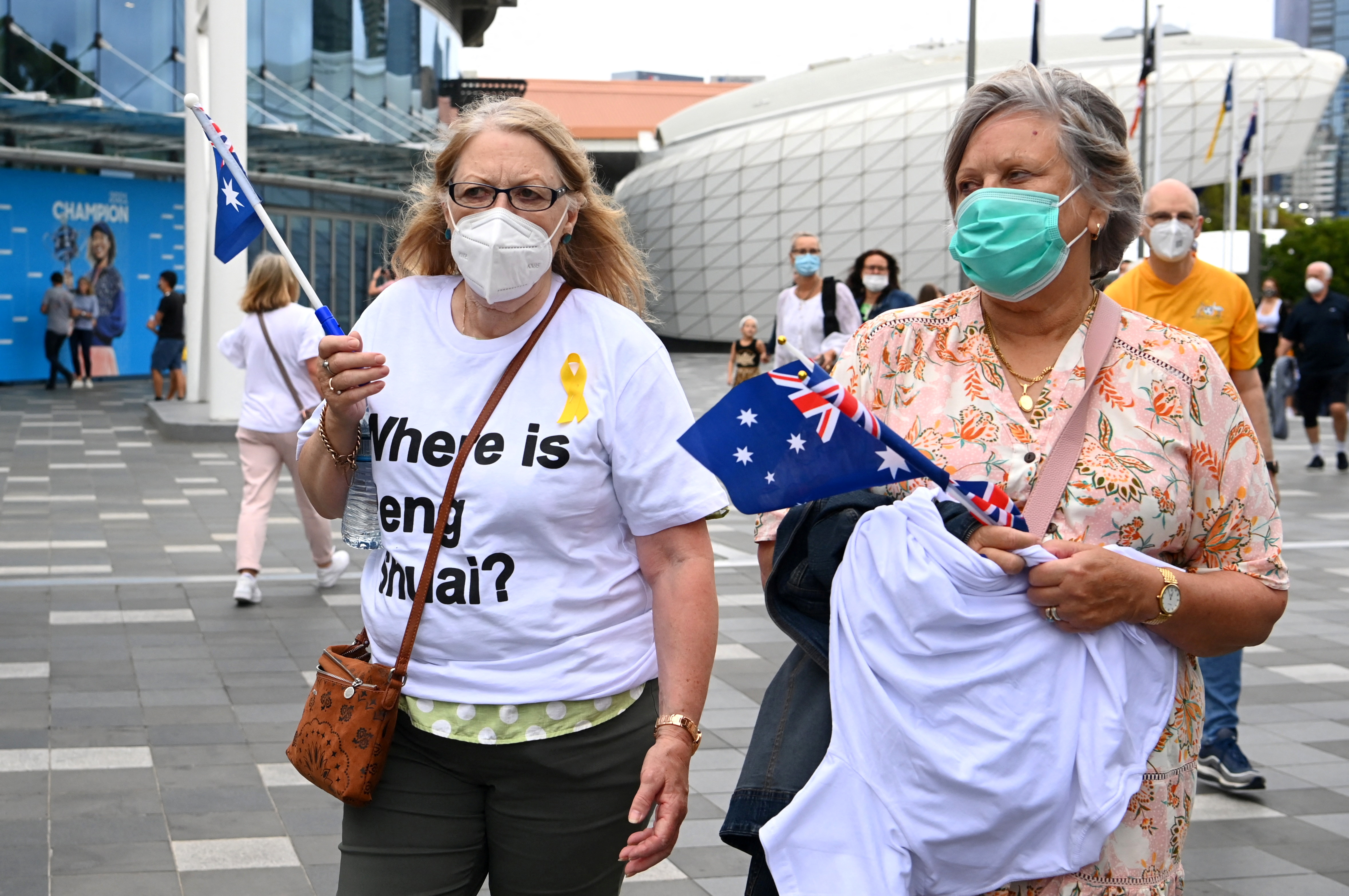 Las camisetas con el lema “¿Dónde está Peng Shuai?” fueron distribuidas durante la final femenina del Abierto de Australia (Foto: REUTERS)