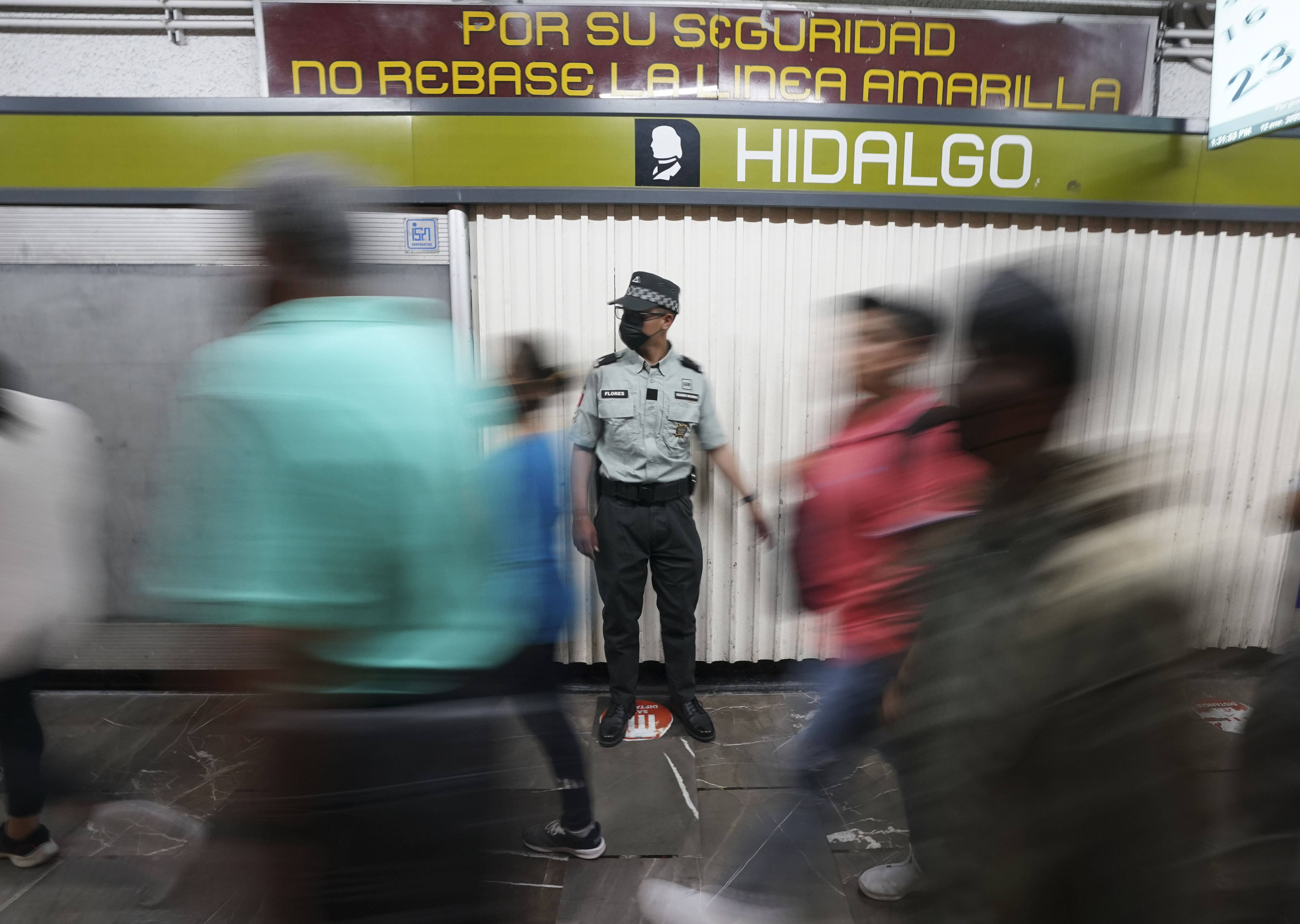 Un integrante de la Guardia Nacional mexicana hace guardia en una estación del metro de Ciudad de México (AP Foto/Fernando Llano)