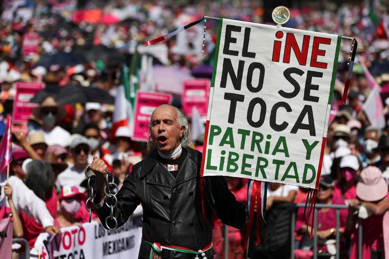 El 26 de febrero, miles de ciudadanos protestaron en contra del Plan B. (REUTERS/Luis Cortes)