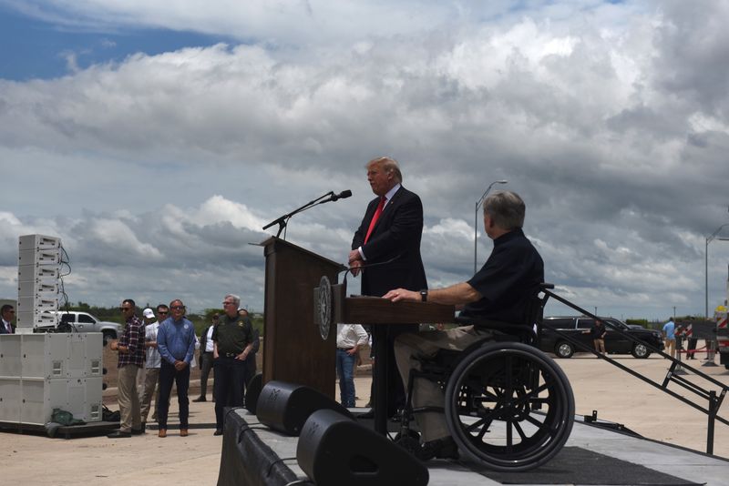 El expresidente Donald Trump habla junto al gobernador de Texas, Greg Abbott, durante una visita a una sección sin terminar del muro en la frontera con México, en Pharr, Texas, EEUU. en junio de 2021 (REUTERS/Callaghan O'Hare)