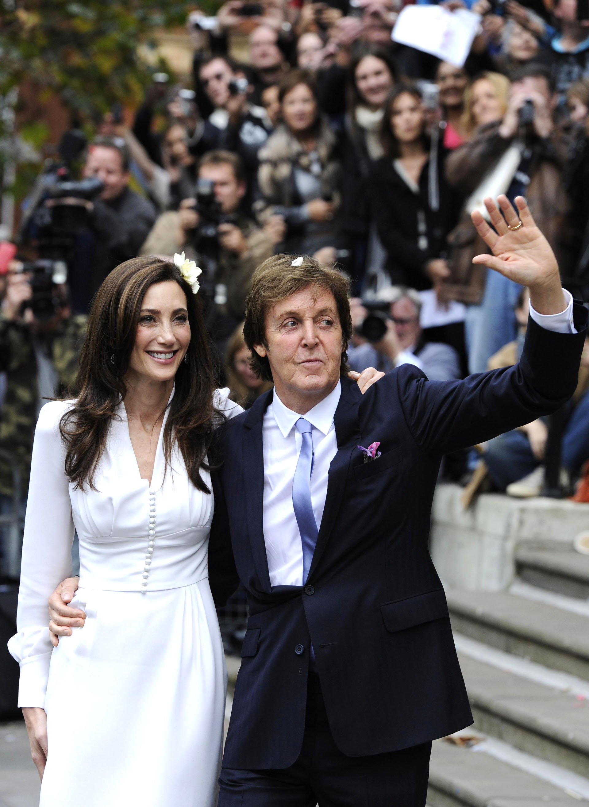 Paul McCartney y su tercera esposa Nancy Shevell salen del registro civil de Marylebone (el mismo lugar en el que se había casado con Linda) el 9 de octubre de 2011. el matrimonio perdura hasta hoy
AFP PHOTO / FACUNDO ARRIZABALAGA
zzzz