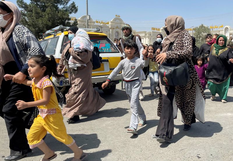 Mujeres con sus hijos intentan ingresar al Aeropuerto Internacional Hamid Karzai en Kabul, Afganistán, 16 de agosto de 2021. REUTERS/Stringer