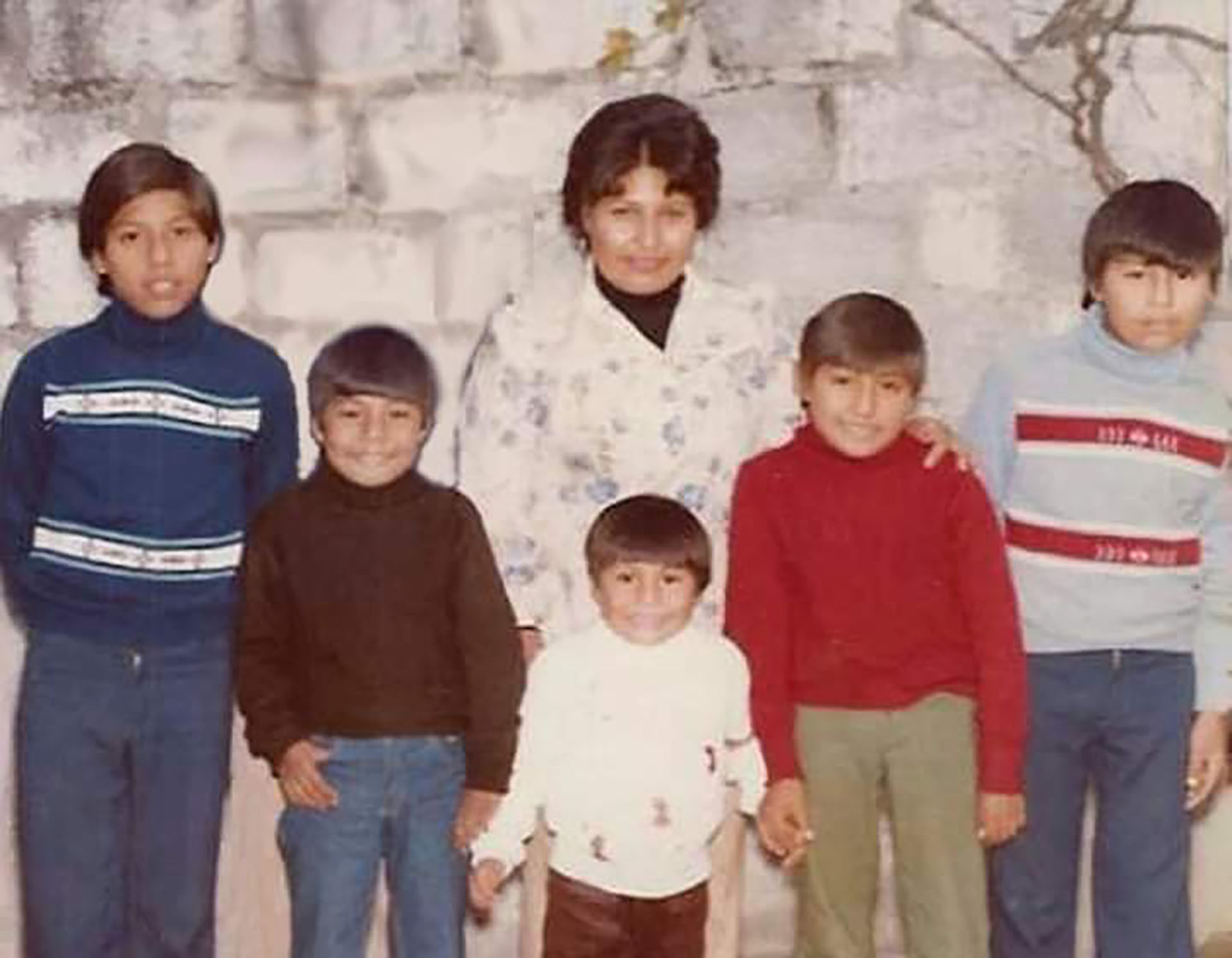 Alejandro Vilca, en el centro, bajo el vientre de su madre Luisa, junto a sus cuatro hermanos