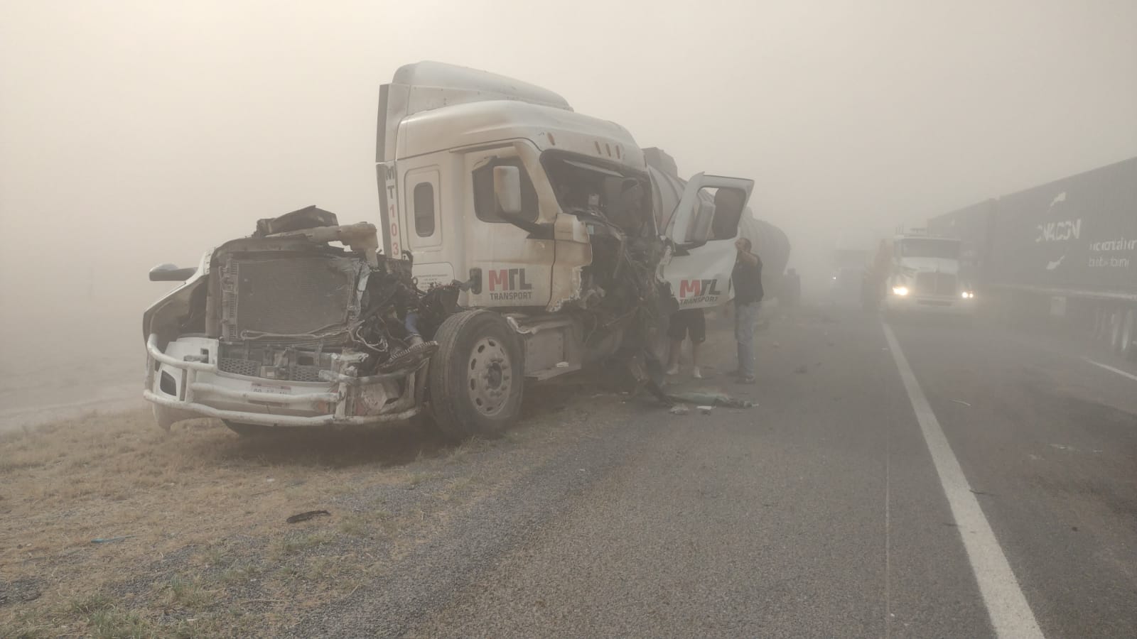 En el accidente estuvieron involucrados al menos 10 vehículos 
(Foto: Twitter/@Thermokineros)