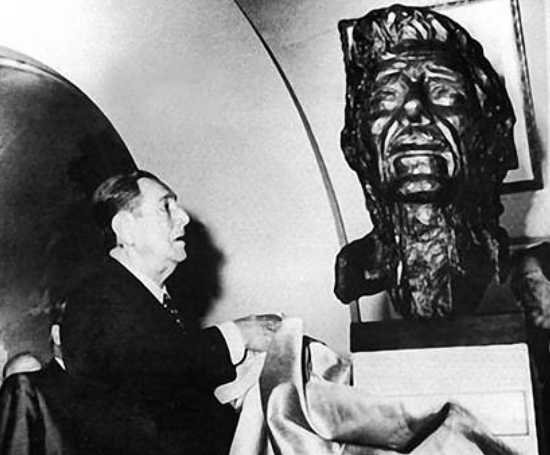 Perón ante el busto de José Ignacio Rucci