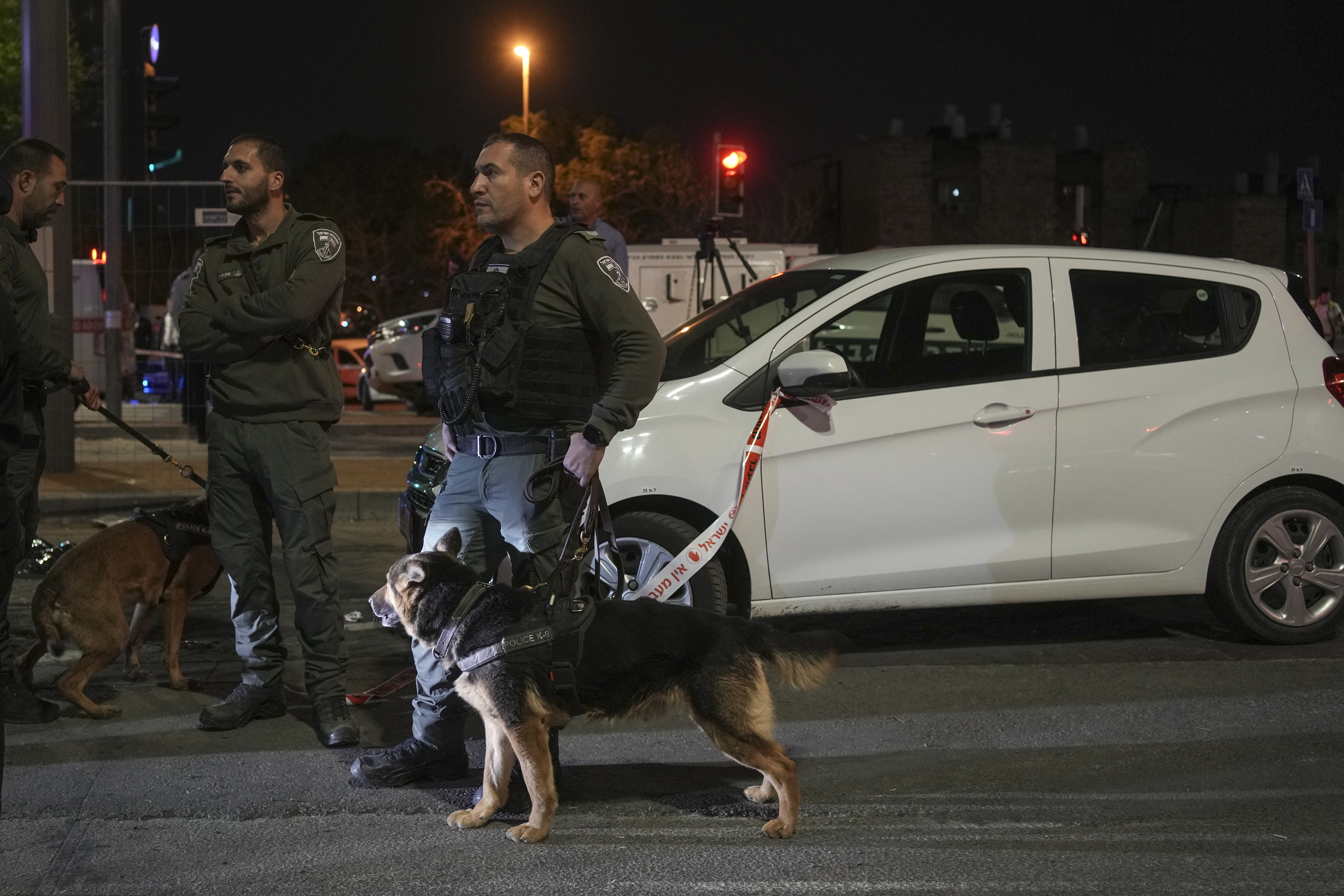 Un agente de la policía israelí patrulla cerca del lugar donde se produjo una balacera letal, cerca de una sinagoga, en Jerusalén, el 27 de enero de 2023. (AP Foto/Maya Alleruzzo)