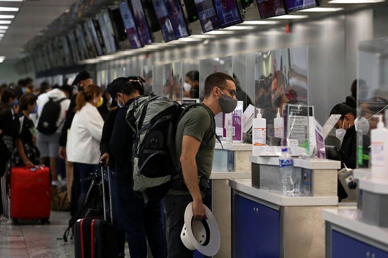 Pasajeros realizan su "check-in" en mostradores de aerolíneas del Aeropuerto Internacional Miguel Hidalgo y Costilla, operado por el mexicano Grupo Aeroportuario del Pacífico (GAP), en Guadalajara, México. 9 de diciembre de 2020. REUTERS / Fernando Carranza