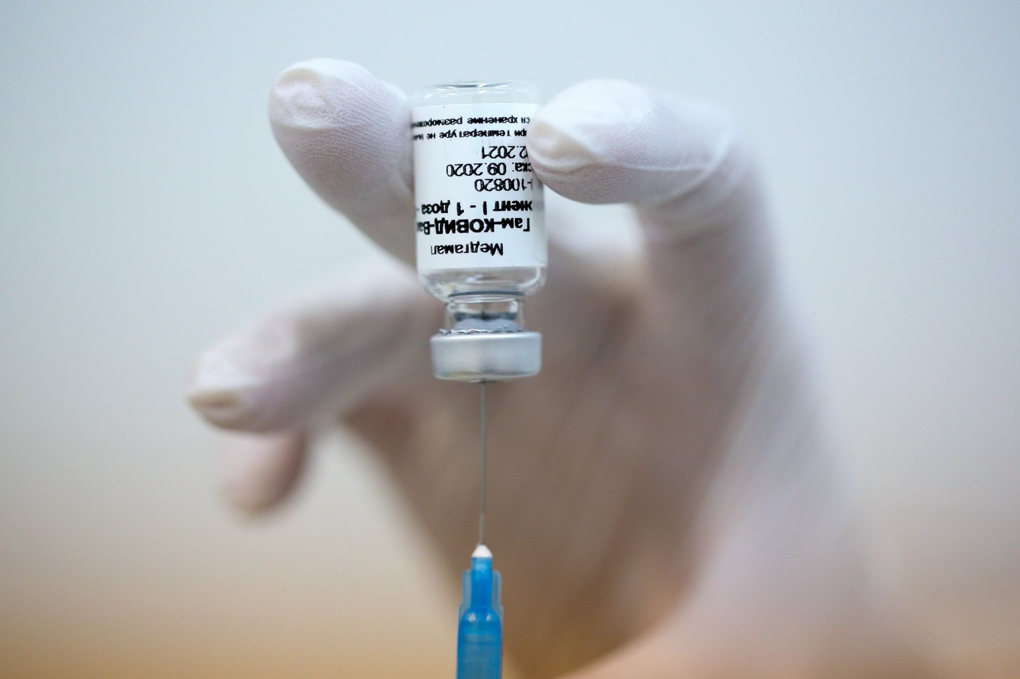El término eficacia hace referencia a la protección de la vacuna medida en los RCT normalmente bajo condiciones óptimas en que el almacenamiento y la distribución de las vacunas son monitoreados y los participantes son generalmente sanos (Bloomberg)
