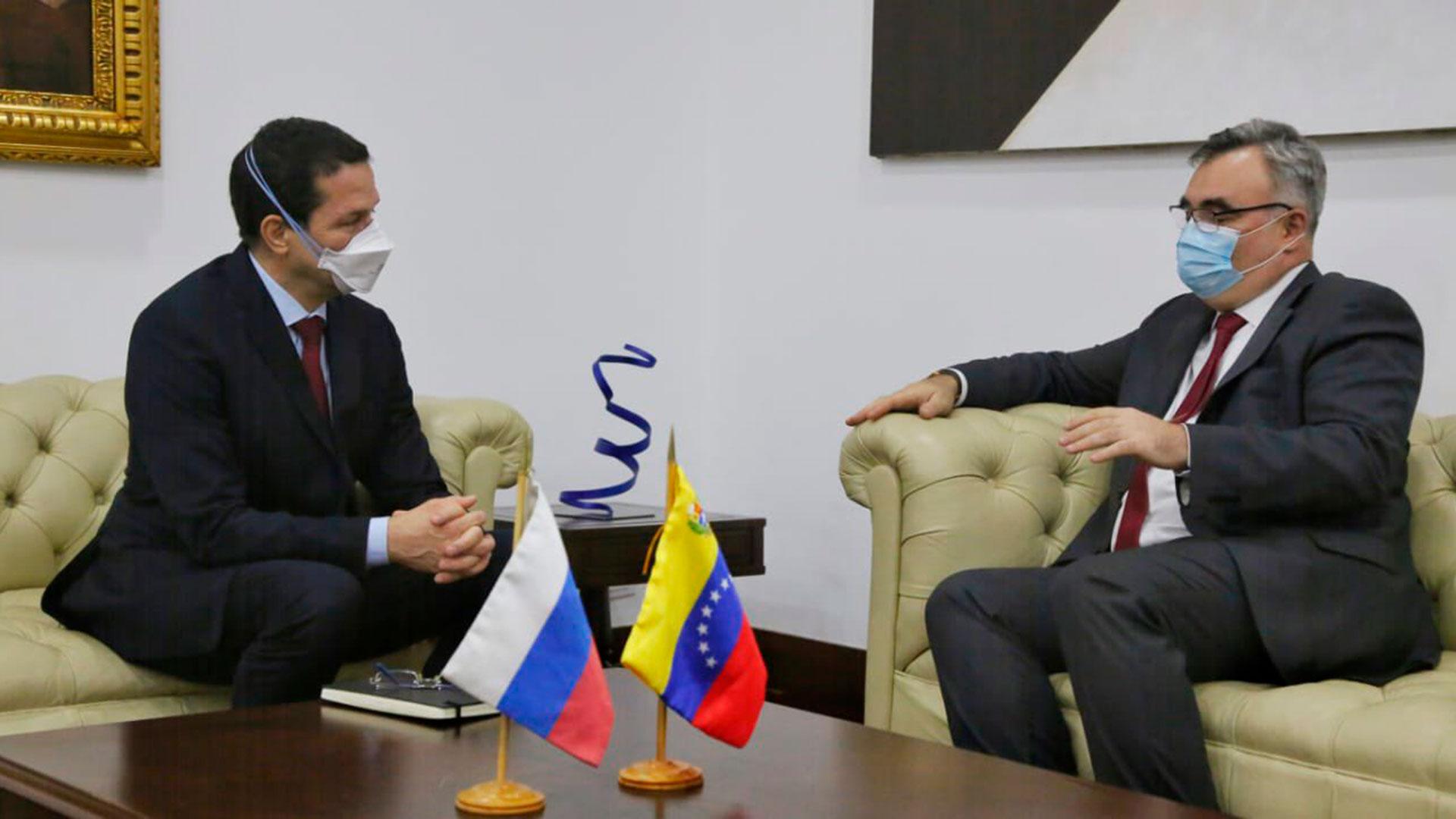 El canciller venezolano, Carlos Faría; y el embajador de la nación euroasiática en el país, Sergey Mélik-Bagdasárov (@Fariacrt)