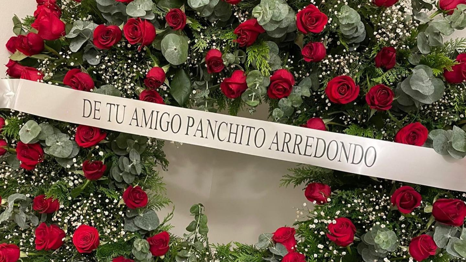 El cantante Panchito Arredondo acudió a la ceremonia fúnebre con un arreglo floral para homenajear a quien fuera su promotor. (Foto: Facebook/Panchito Arredondo)