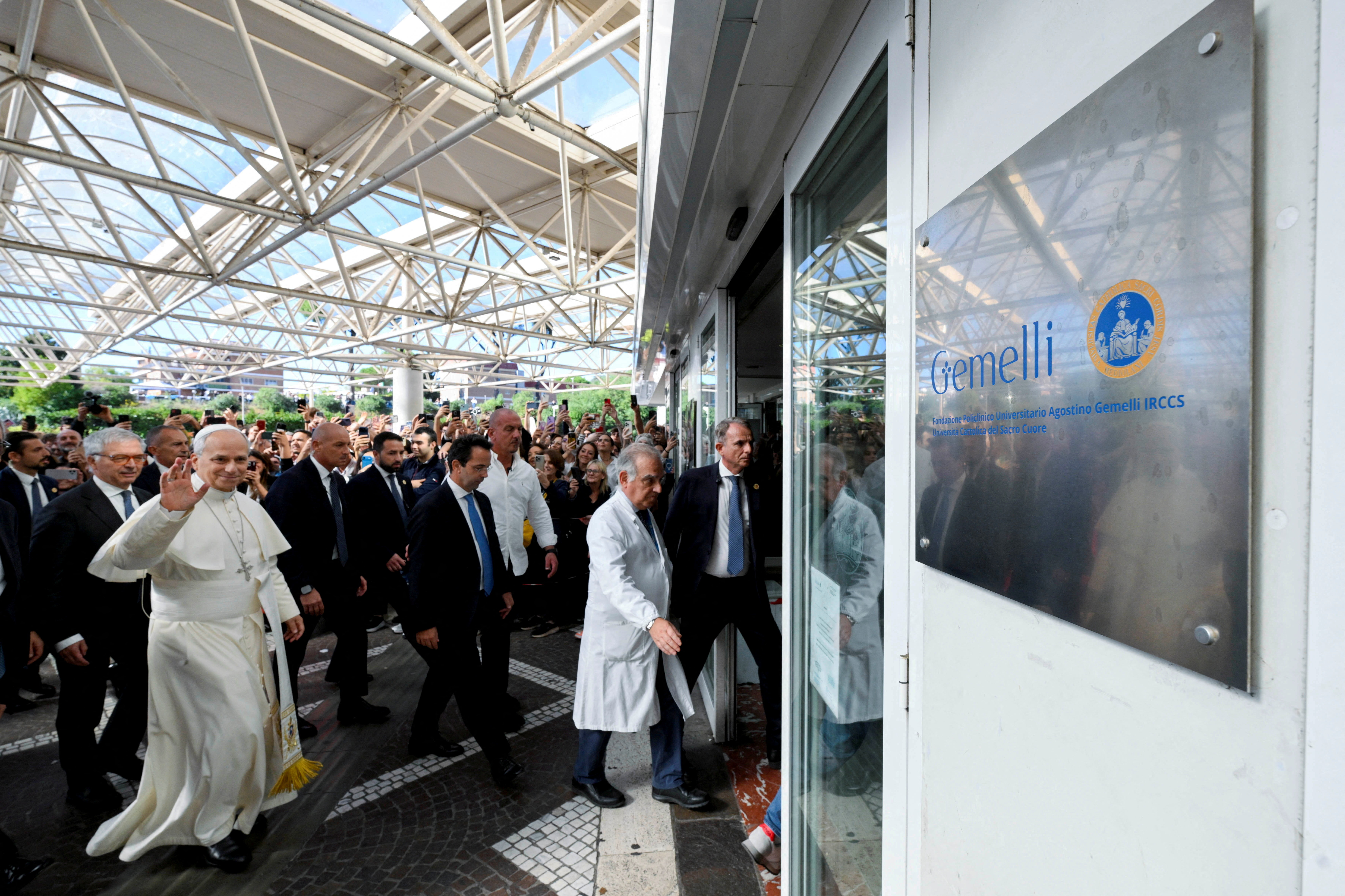 El papa León XIV agradeció los mensajes de apoyo en una nota enviada desde el hospital Gemelli