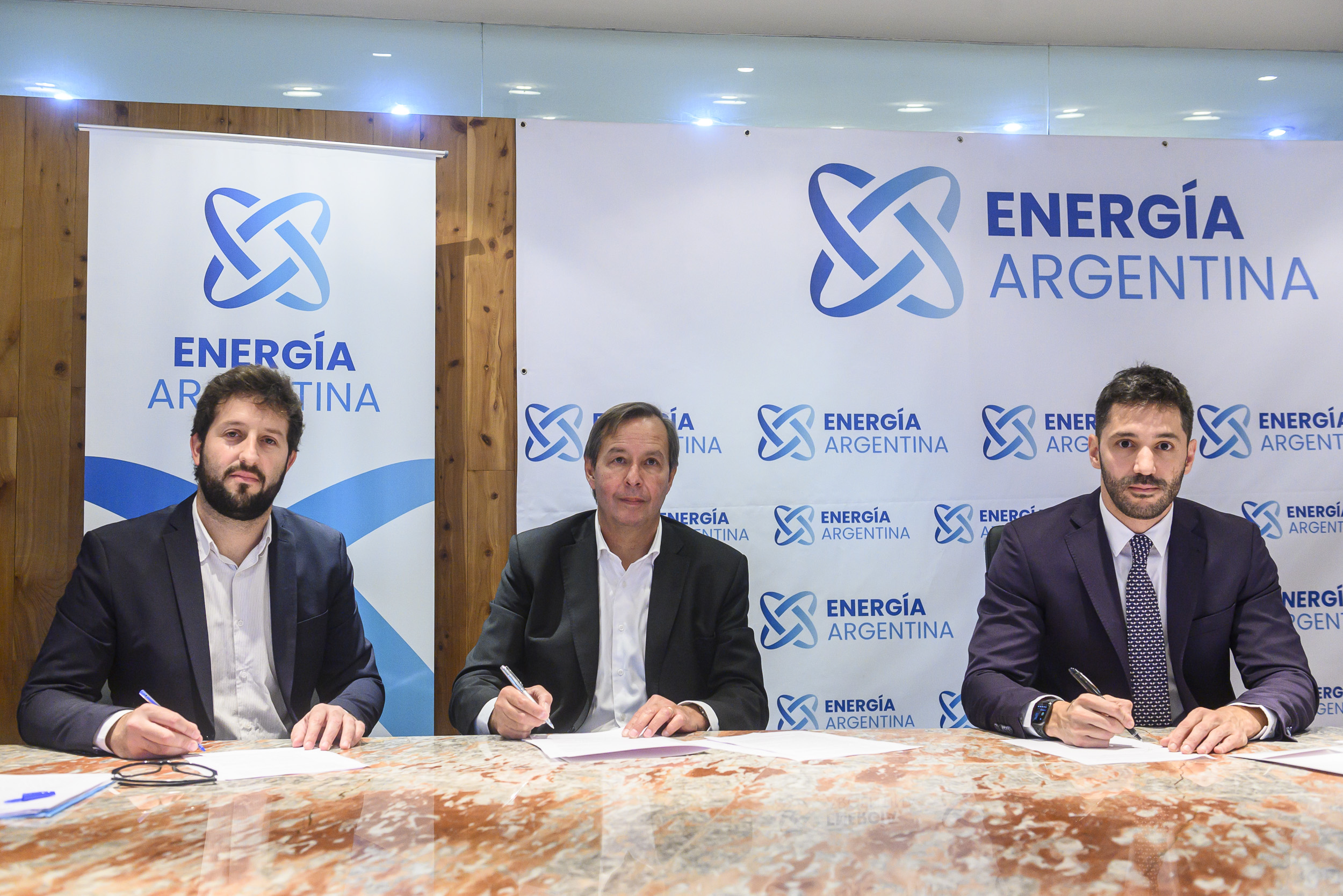 Firma del contrato pro parte de los directivos de Energía Argentina y la empresa SIAT 